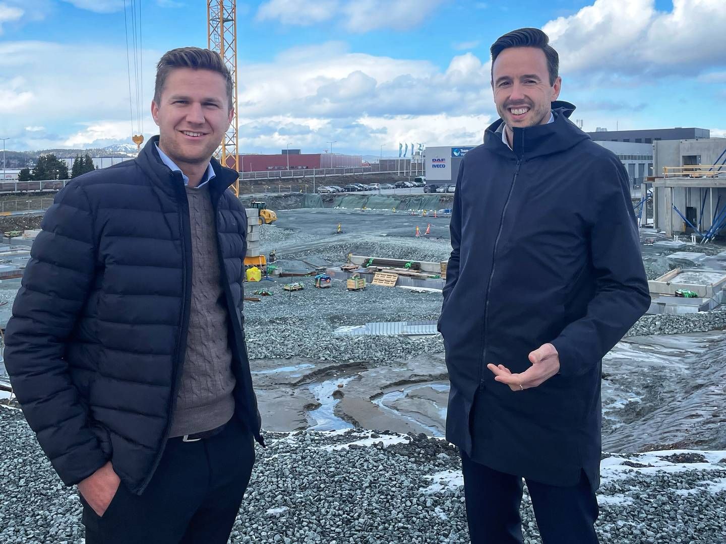 OPTIMISTER: Erlend Aune Krogstad (t.v) og Andreas Dall Frøseth i DNB Næringsmegling ser spor av optimisme med kontrakter som har falt på plass i det siste. | Foto: DNB Næringsmegling