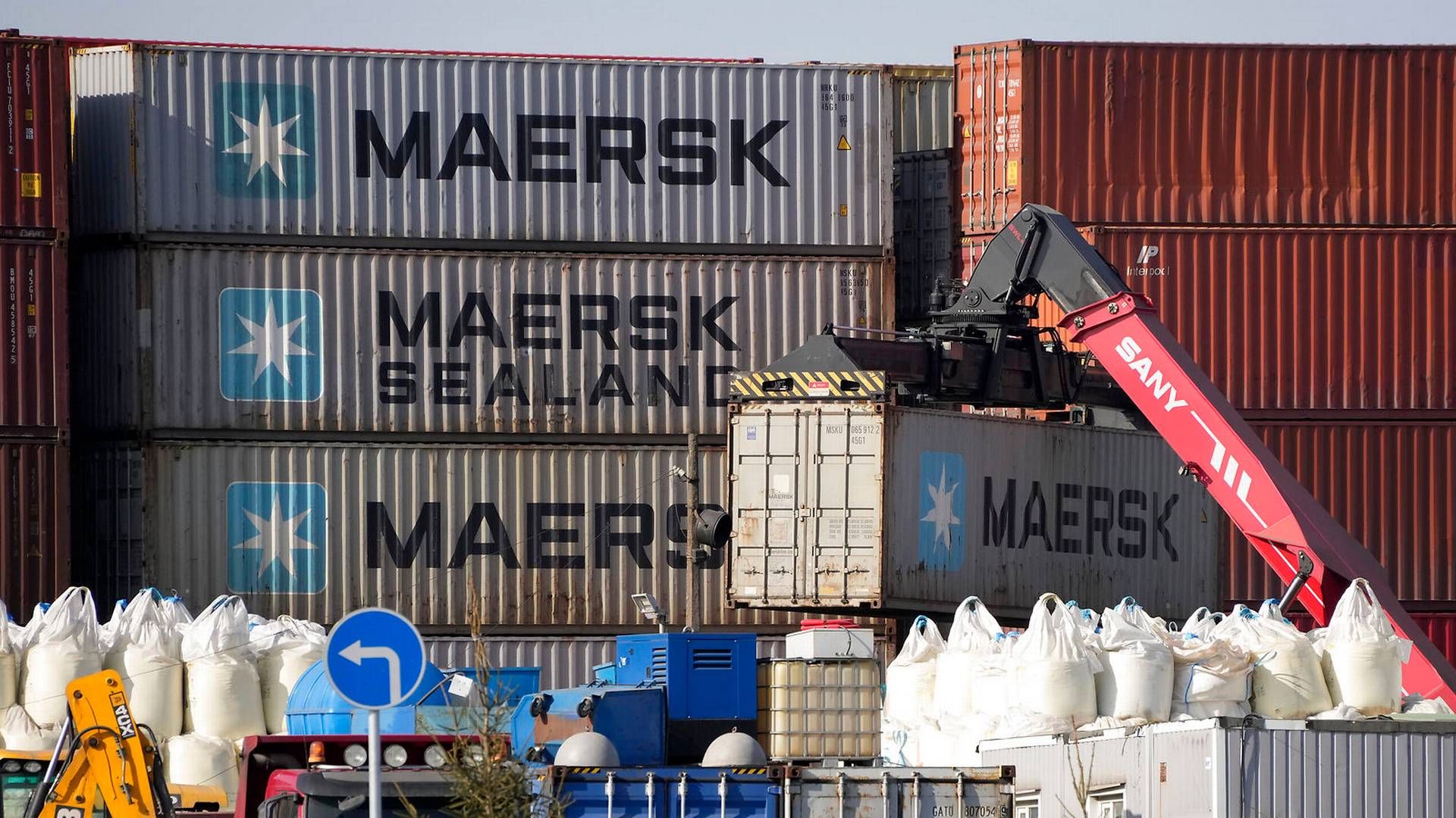 Maersk has given up bringing 20,000 containers out of Russia. Here, in the container terminal in St. Petersburg. | Photo: Uncredited/AP/Ritzau Scanpix