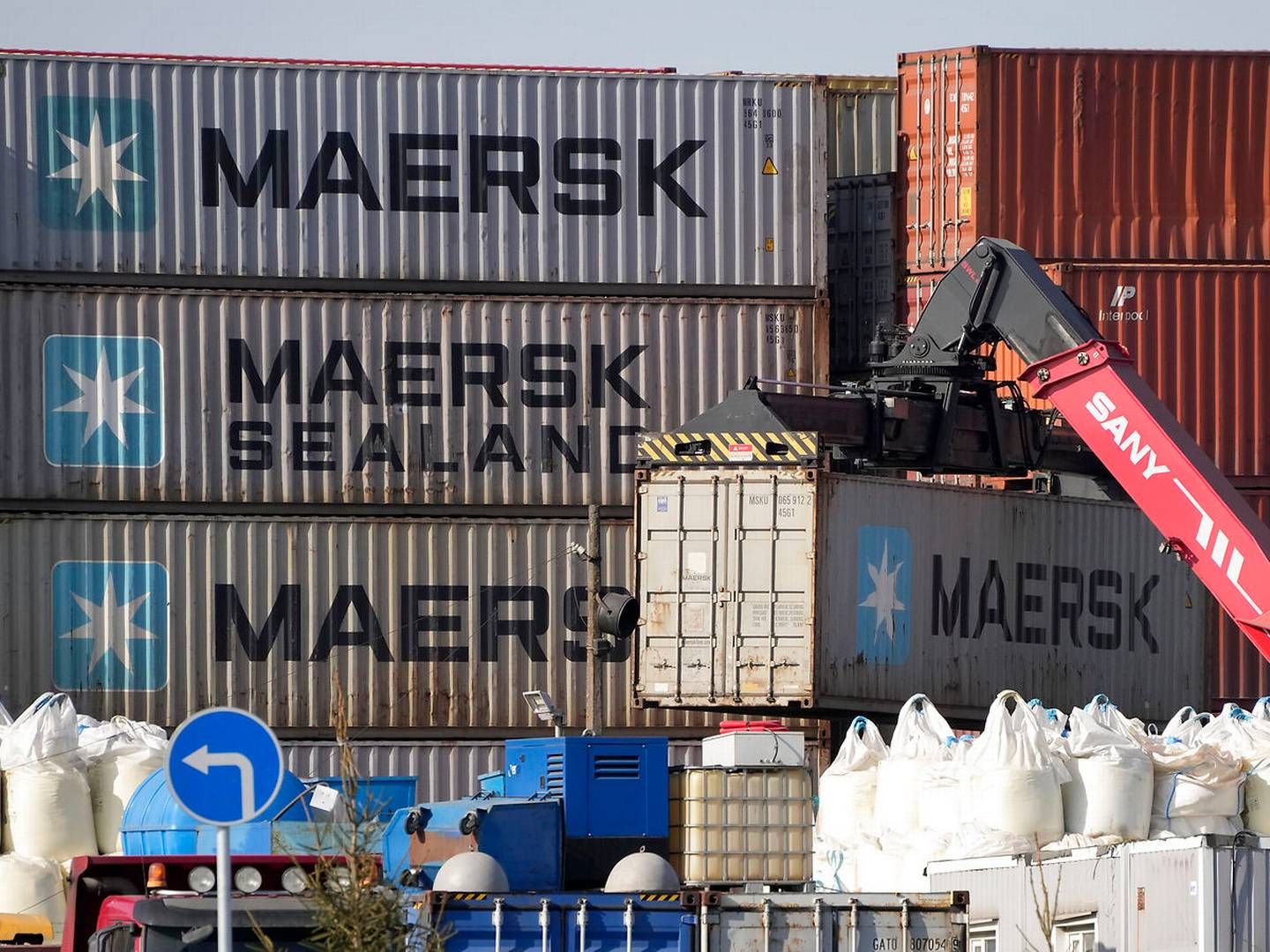 Maersk has given up bringing 20,000 containers out of Russia. Here, in the container terminal in St. Petersburg. | Photo: Uncredited/AP/Ritzau Scanpix