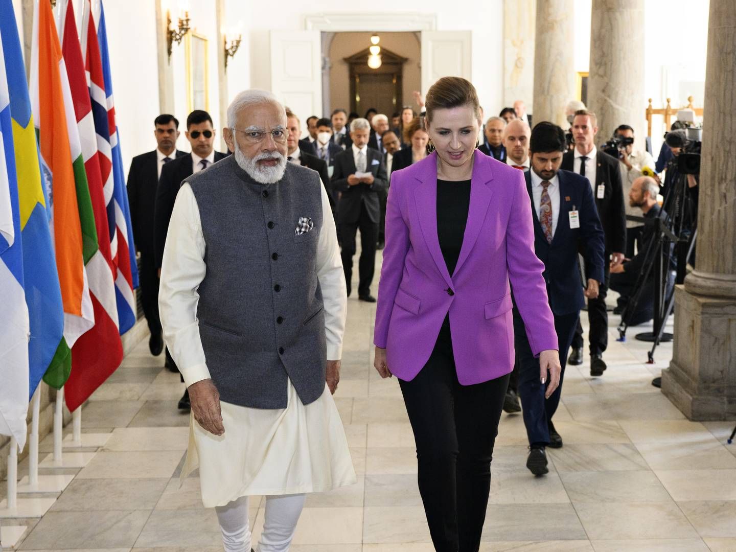 Indiens premierminister Narenda Modi modtages af statsminister Mette Frederiksen (S) da han ankommer til Christiansborg Slot under sit todages besøg i Danmark. | Foto: Philip Davali