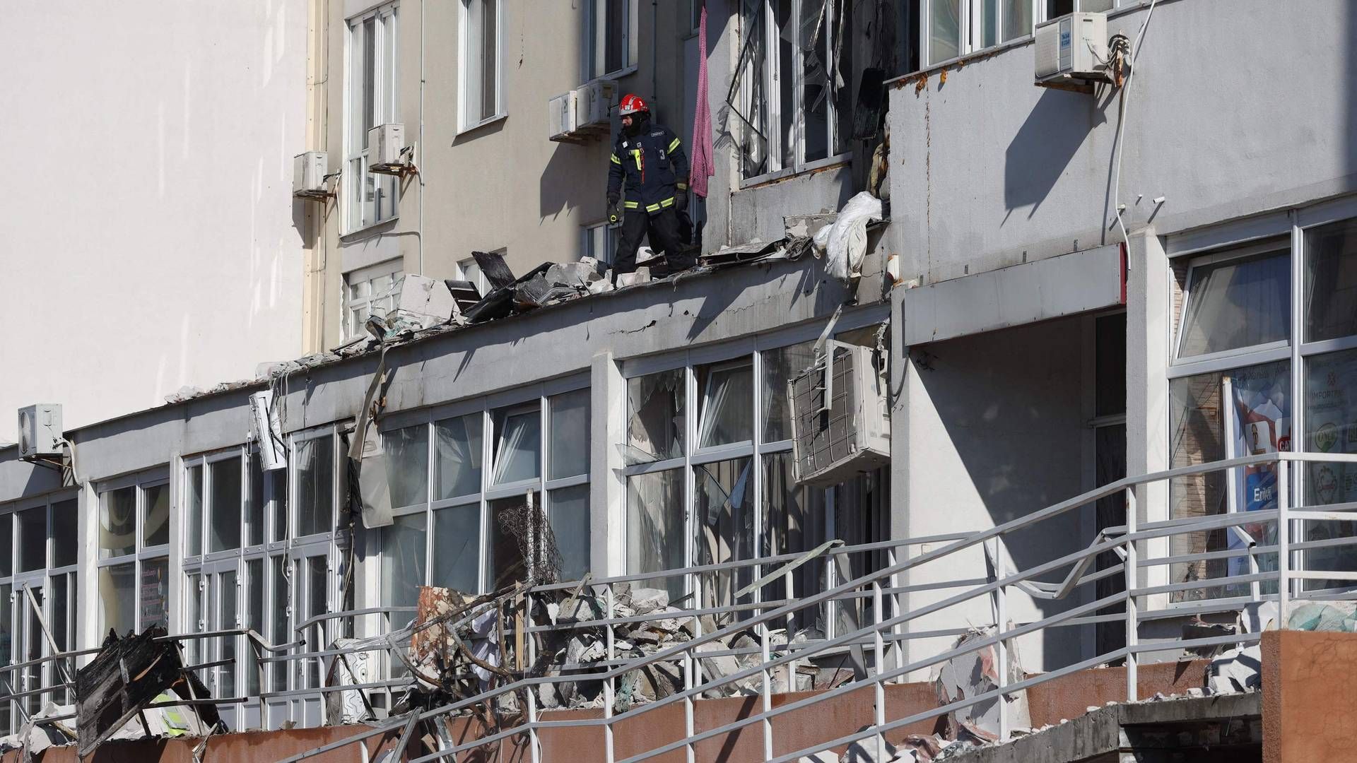 Redningsmandskab arbejder i en beboelsesejendom, der er ramt af russisk bombeangreb i Odesa den 23. april. | Foto: Oleksandr Gimanov/AFP/Ritzau Scanpix