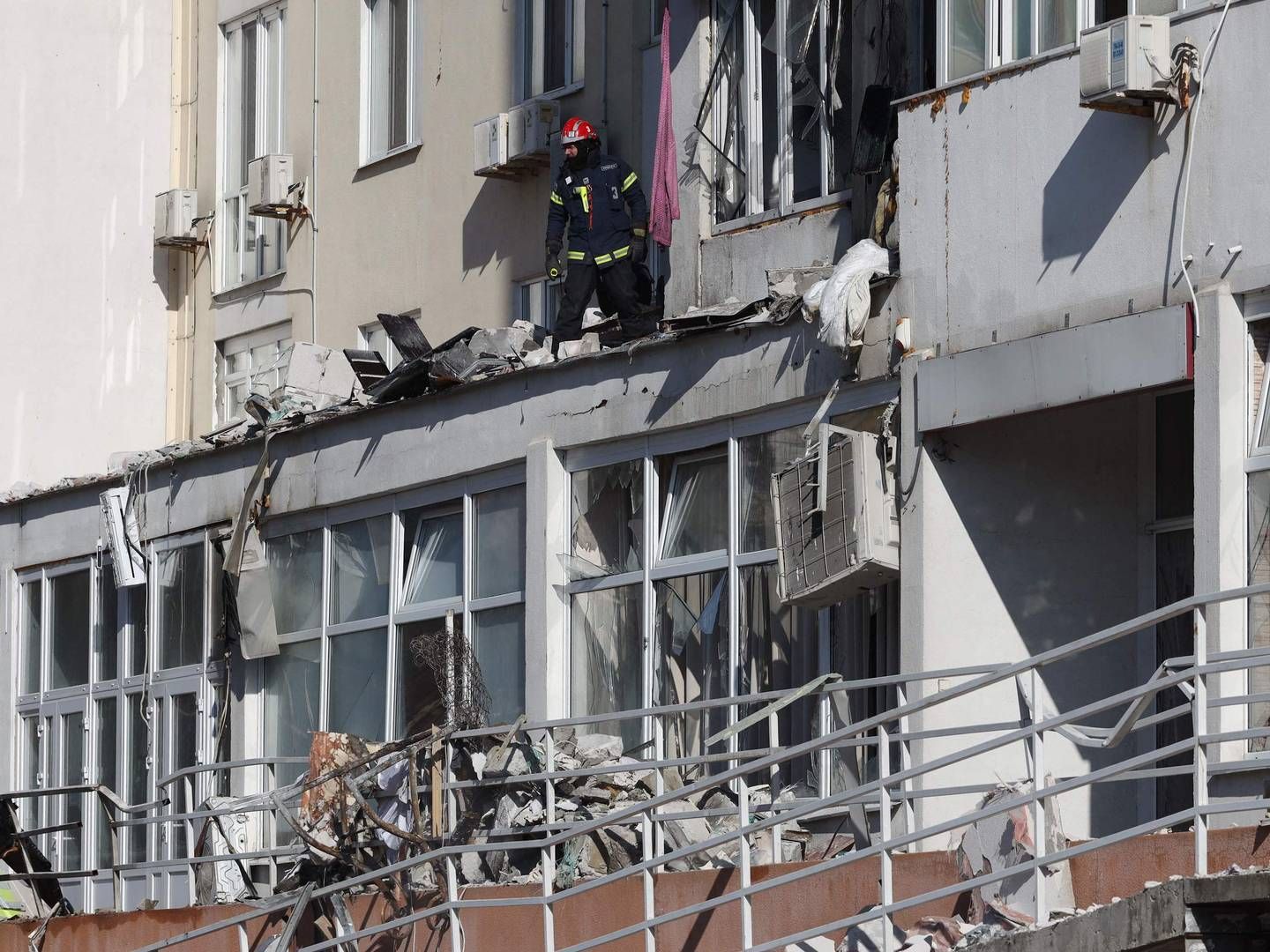 Redningsmandskab arbejder i en beboelsesejendom, der er ramt af russisk bombeangreb i Odesa 23. april. | Foto: Oleksandr Gimanov/AFP/Ritzau Scanpix