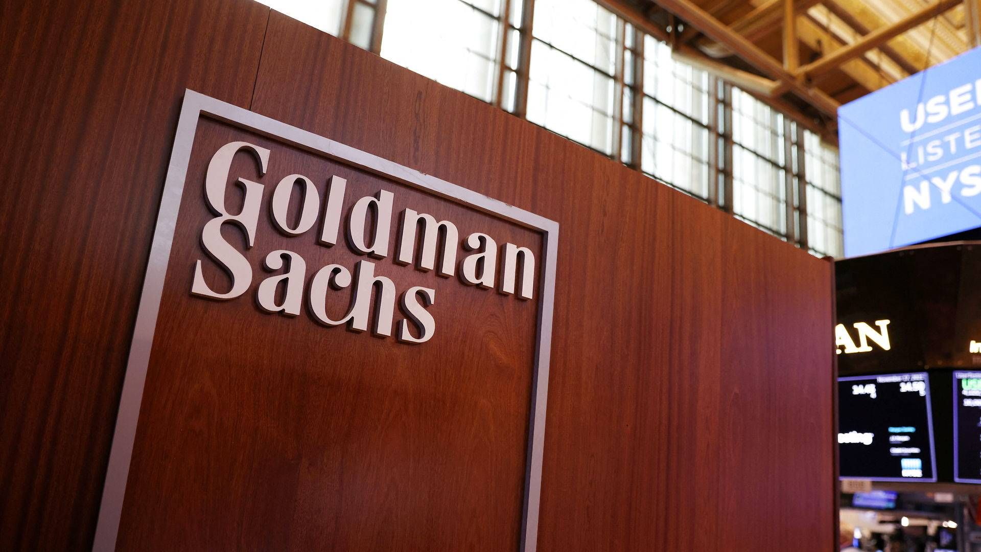 FILE PHOTO: The logo for Goldman Sachs is seen on the trading floor at the New York Stock Exchange (NYSE) in New York City, New York, U.S., November 17, 2021. REUTERS/Andrew Kelly/File Photo | Photo: Andrew Kelly/Reuters/Ritzau Scanpix/REUTERS / X02844