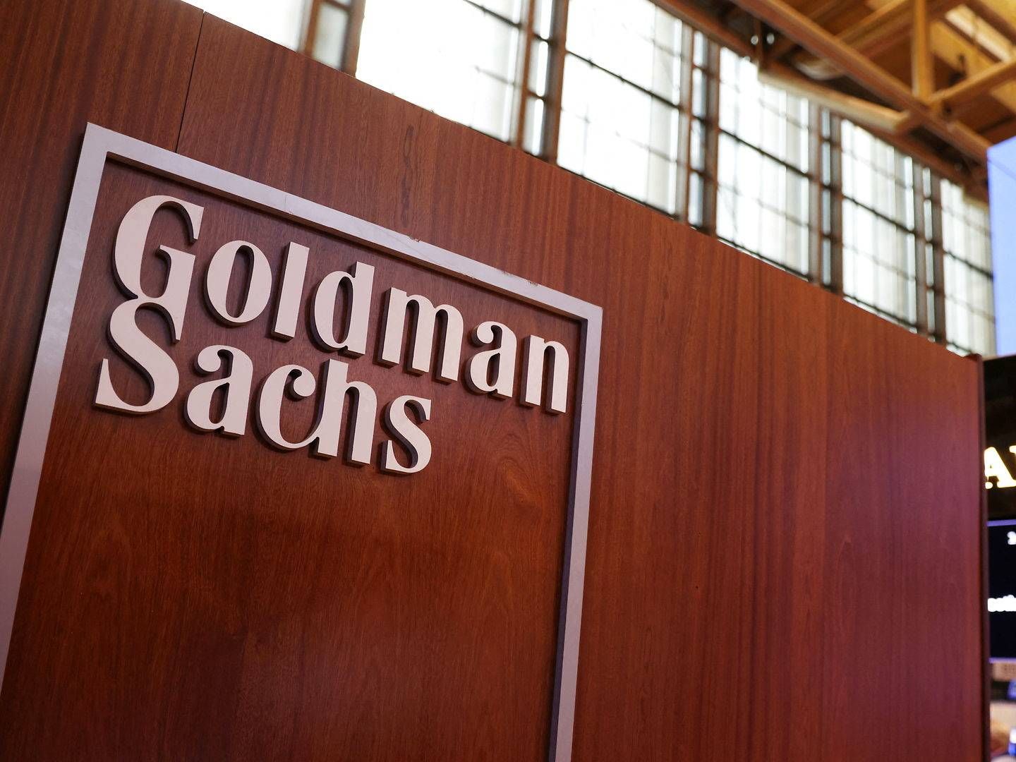 FILE PHOTO: The logo for Goldman Sachs is seen on the trading floor at the New York Stock Exchange (NYSE) in New York City, New York, U.S., November 17, 2021. REUTERS/Andrew Kelly/File Photo | Photo: Andrew Kelly/Reuters/Ritzau Scanpix/REUTERS / X02844