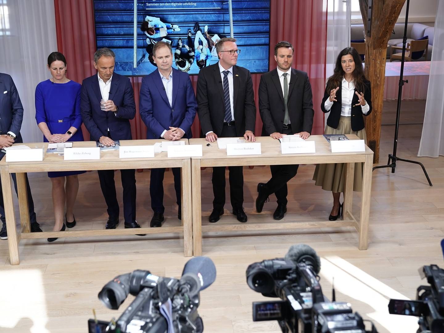 Fra højre: Nana Bule, Adm. dir. Microsoft, Simon Kollerup, Erhvervsminister, Morten Bødskov, forsvarsminister, Nicolai Wammen, Finansminister, Jim Snabe, bestyrelsesformand, branchedirektør Rikke Hougaard Zeberg, DI og Brian Mikkelsen, direktør i Dansk Erhverv. | Foto: Liselotte Sabroe/Ritzau Scanpix