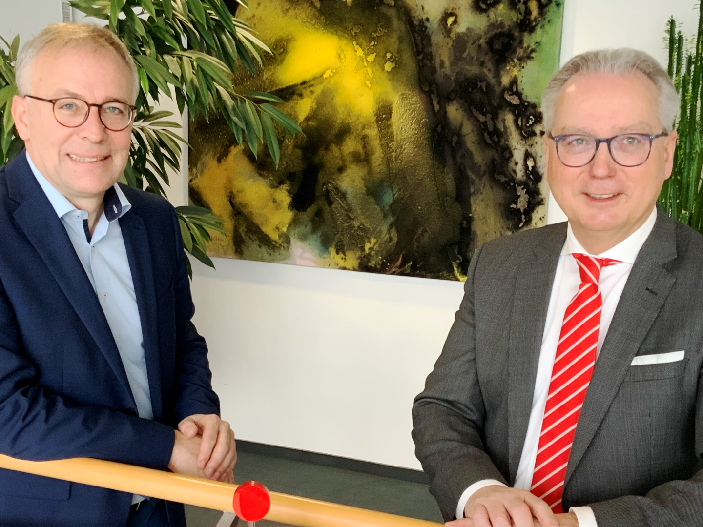 (v.l.) Dietmar Tacke (Vorstandsvorsitzender der Sparkasse Märkisches Sauerland Hemer-Menden) und Ernst-Michael Sittig (Vorstandsvorsitzender der Sparkasse Arnsberg-Sundern) | Foto: Sparkasse Arnsberg-Sundern