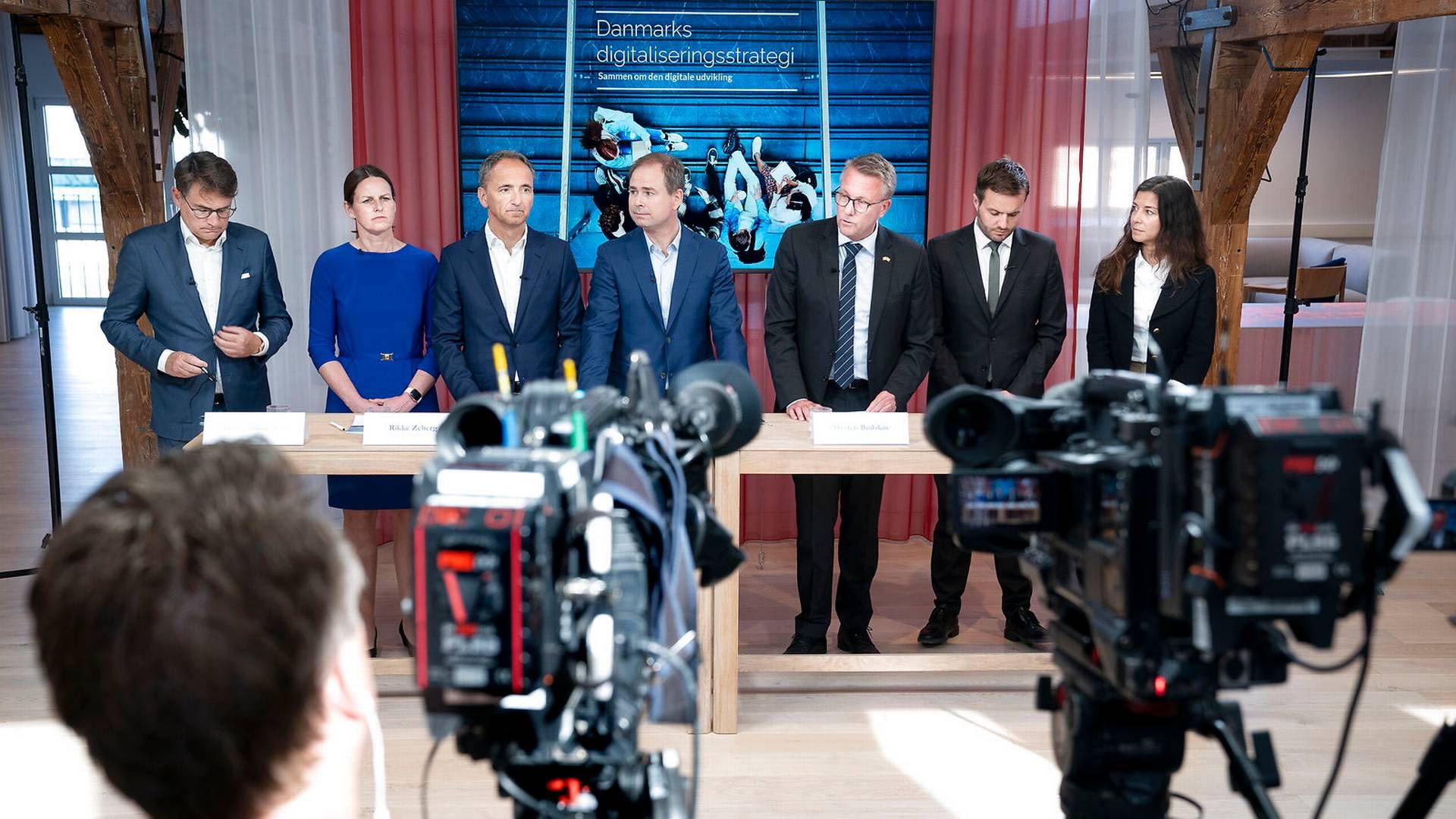 Finansminister Nicolai Wammen, forsvarsminister Morten Bødskov, erhvervsminister Simon Kollerup, formand for digitaliseringspartnerskabet Jim Hagemann Snabe, branchedirektør i DI Digital Rikke Zeberg, adm. direktør i DE Brian Mikkelsen og adm. direktør i Microsoft Denmark Nana Bule til pressemøde om ny digitaliseringsstrategi for Danmark, København torsdag den 5 maj 2022. | Foto: Liselotte Sabroe/Ritzau Scanpix