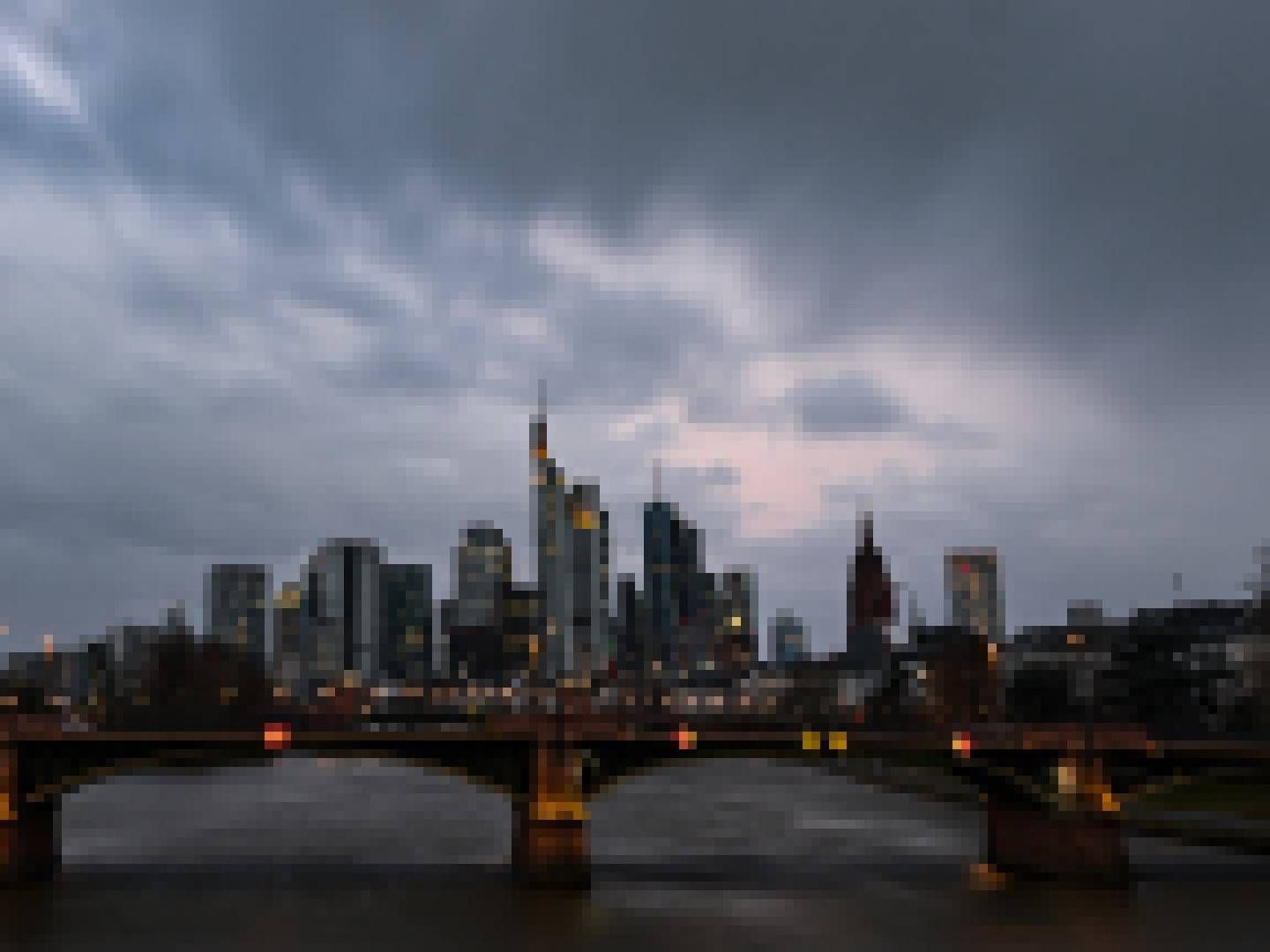 Dunkle Wolken über der Frankfurter Skyline. | Foto: picture alliance/dpa | Arne Dedert