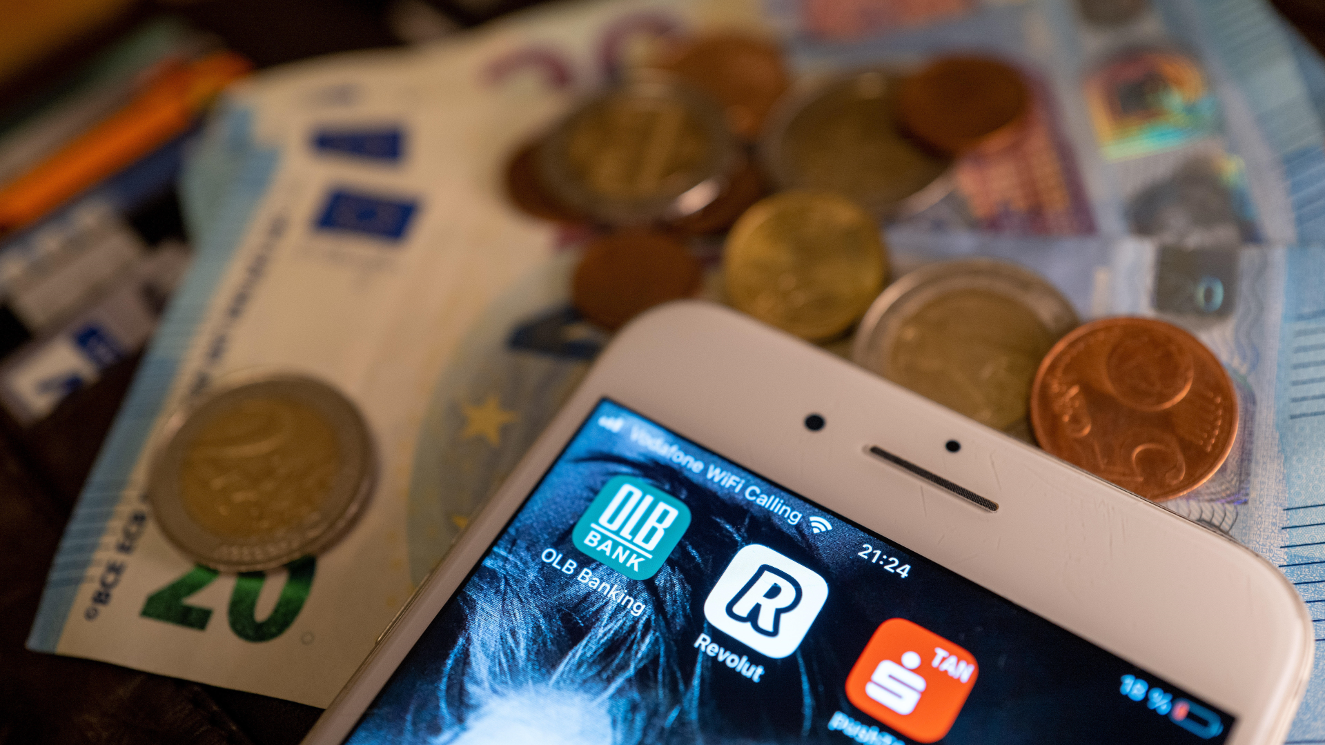 Die App der britischen Finanzplattform Revolut wird auf dem Bildschirm eines Smartphones neben Apps weiterer Finanz- und Bezahldienster angezeigt. | Foto: picture alliance/dpa/dpa-Zentralbild | Monika Skolimowska