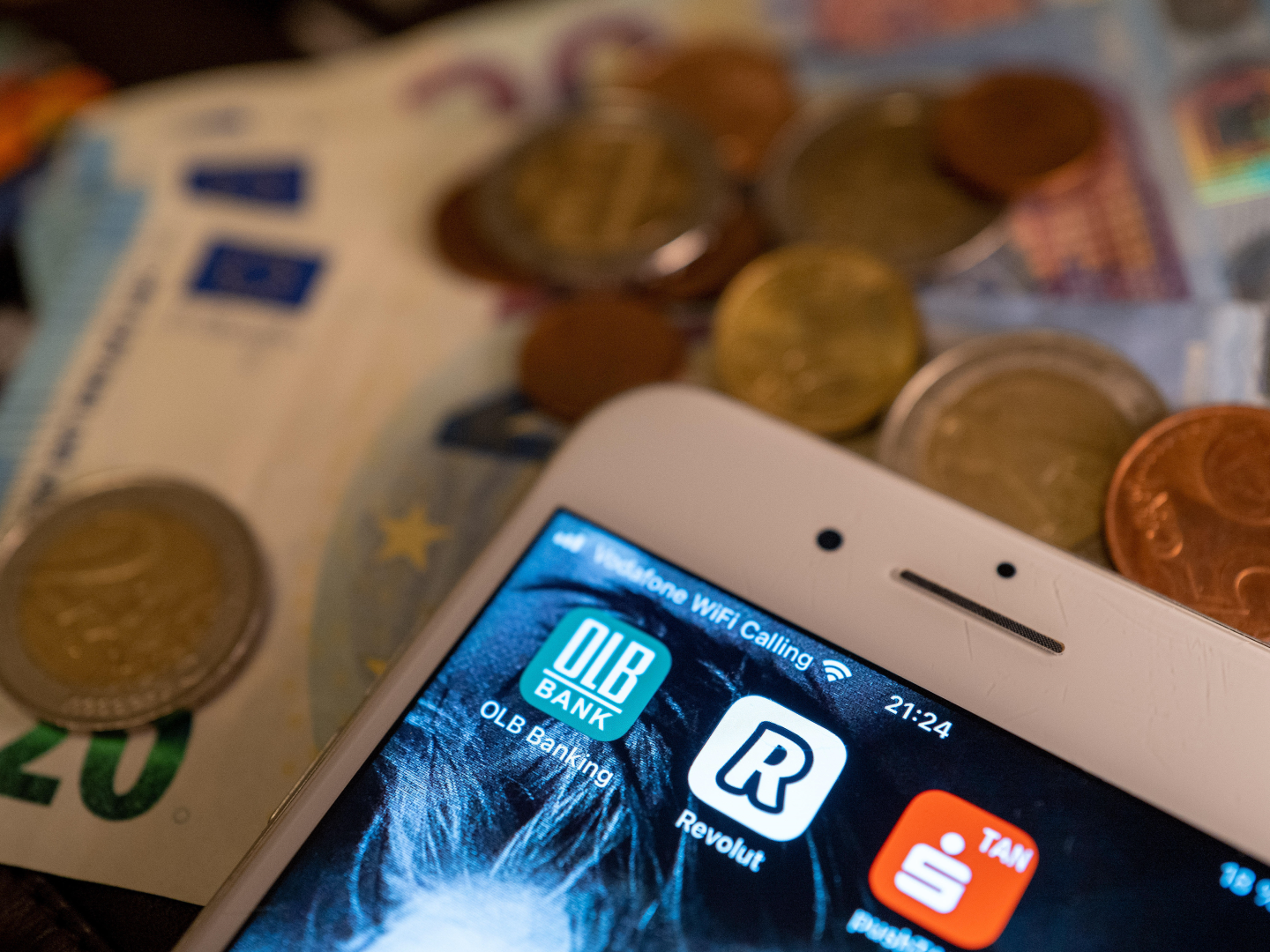 Die App der britischen Finanzplattform Revolut wird auf dem Bildschirm eines Smartphones neben Apps weiterer Finanz- und Bezahldienster angezeigt. | Foto: picture alliance/dpa/dpa-Zentralbild | Monika Skolimowska