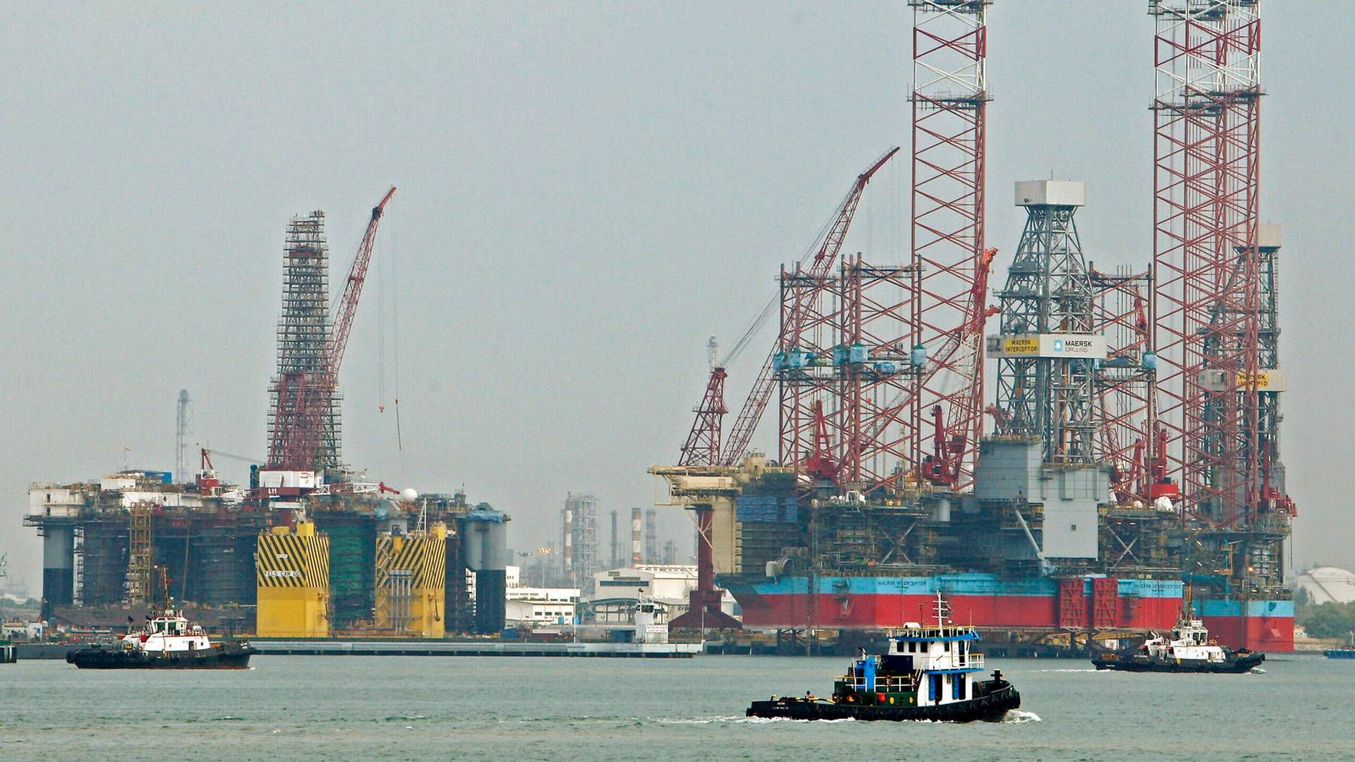 Slæbebåde fra Maersk Drilling ved to jackup-rigge i Singapore. | Foto: Edgar Su/Reuters/Ritzau Scanpix