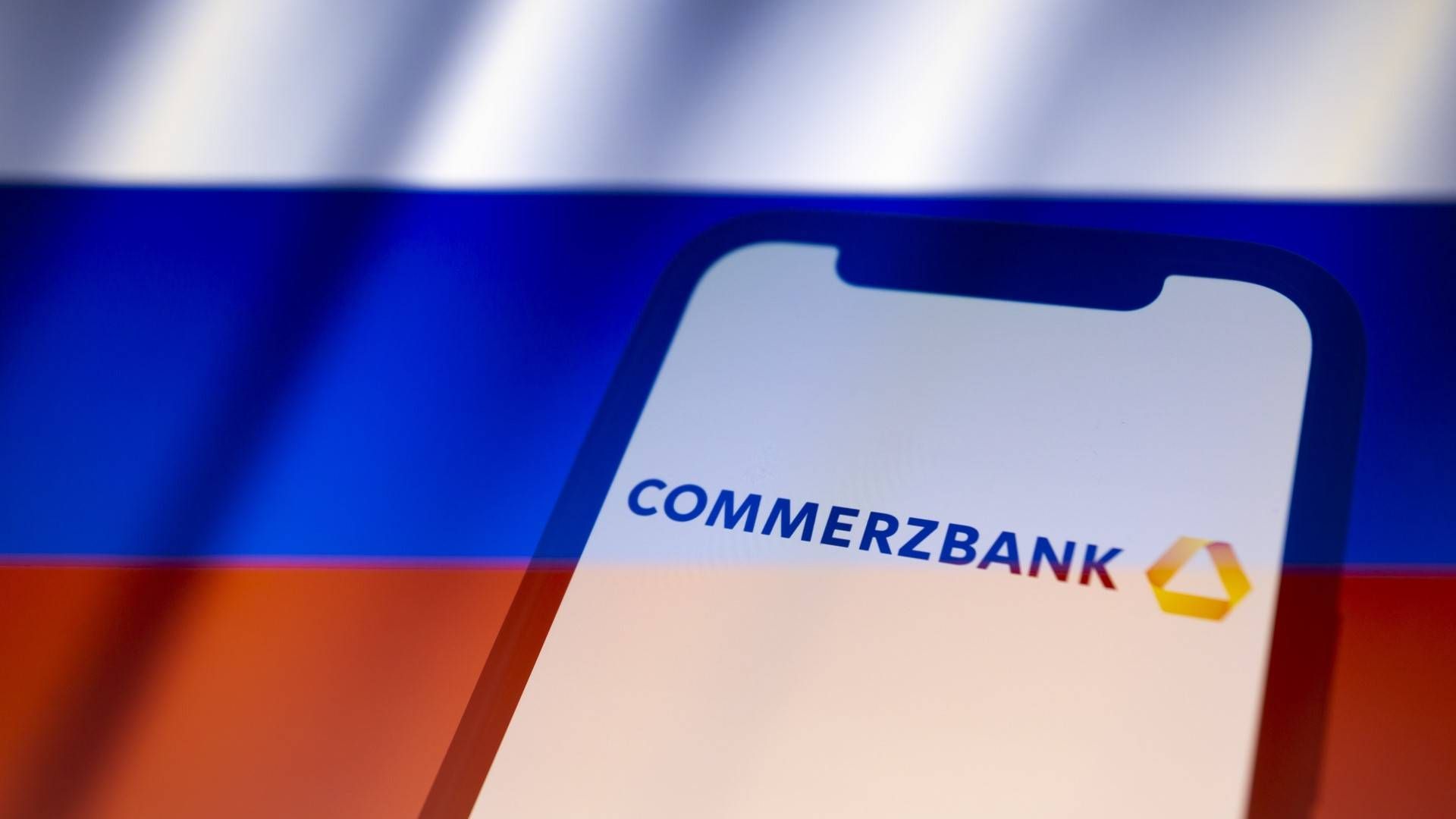 Commerzbank-App vor Russland-Flagge (Symbolbild) | Foto: picture alliance / ZUMAPRESS.com | Andre M. Chang