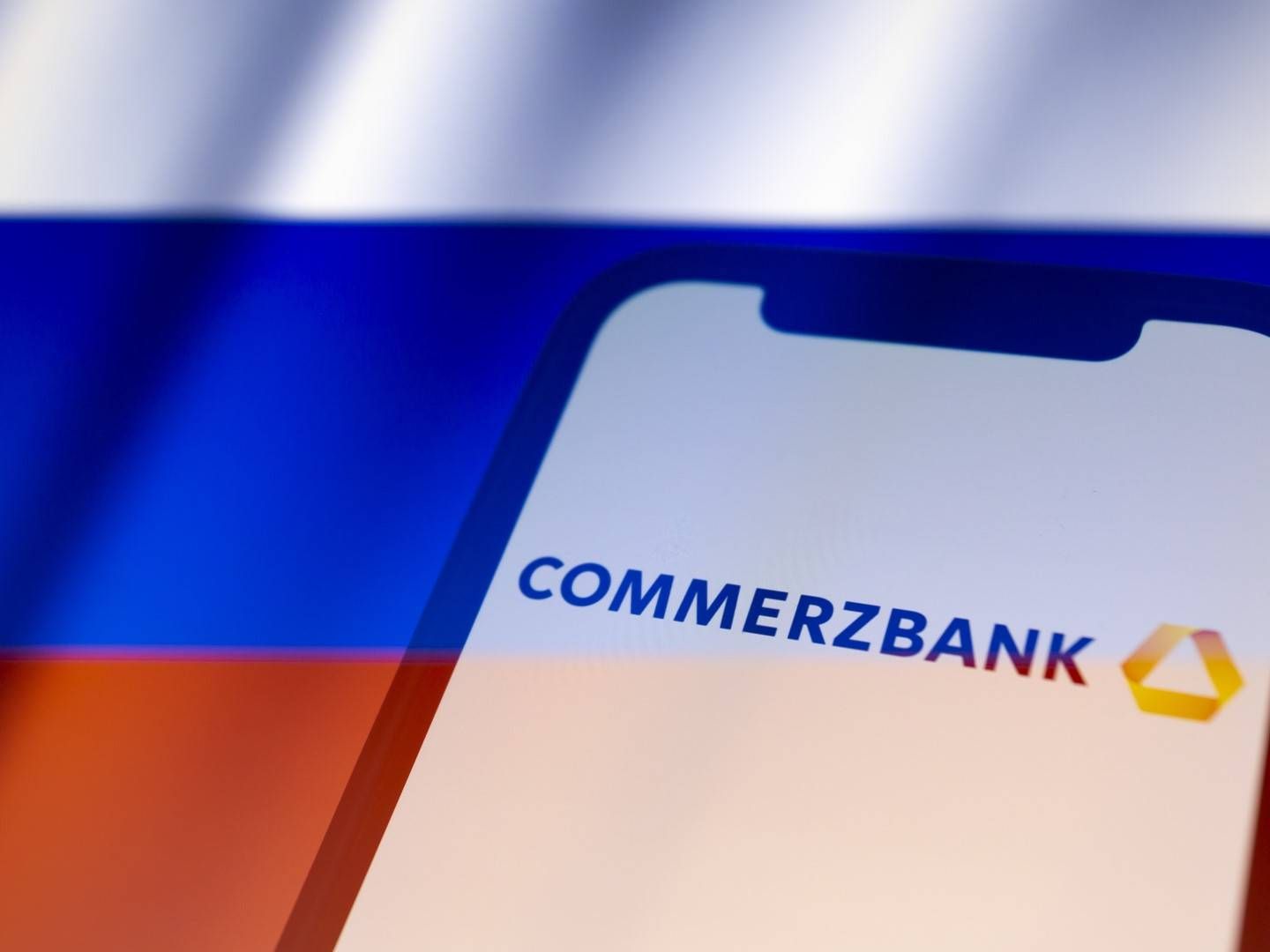 Commerzbank-App vor Russland-Flagge (Symbolbild) | Foto: picture alliance / ZUMAPRESS.com | Andre M. Chang