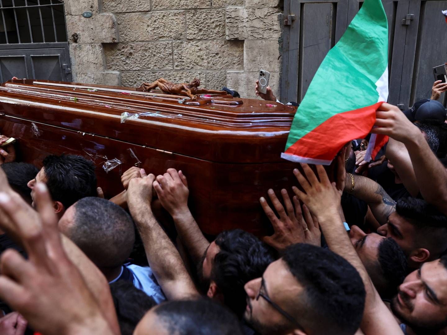 Journalisten Shireen Abu Akleh fra den arabiske tv-station al-Jazeera blev begravet i Jerusalem fredag. Tusindvis af mennesker deltog i begravelsesoptoget. | Foto: RONEN ZVULUN/REUTERS / X90084