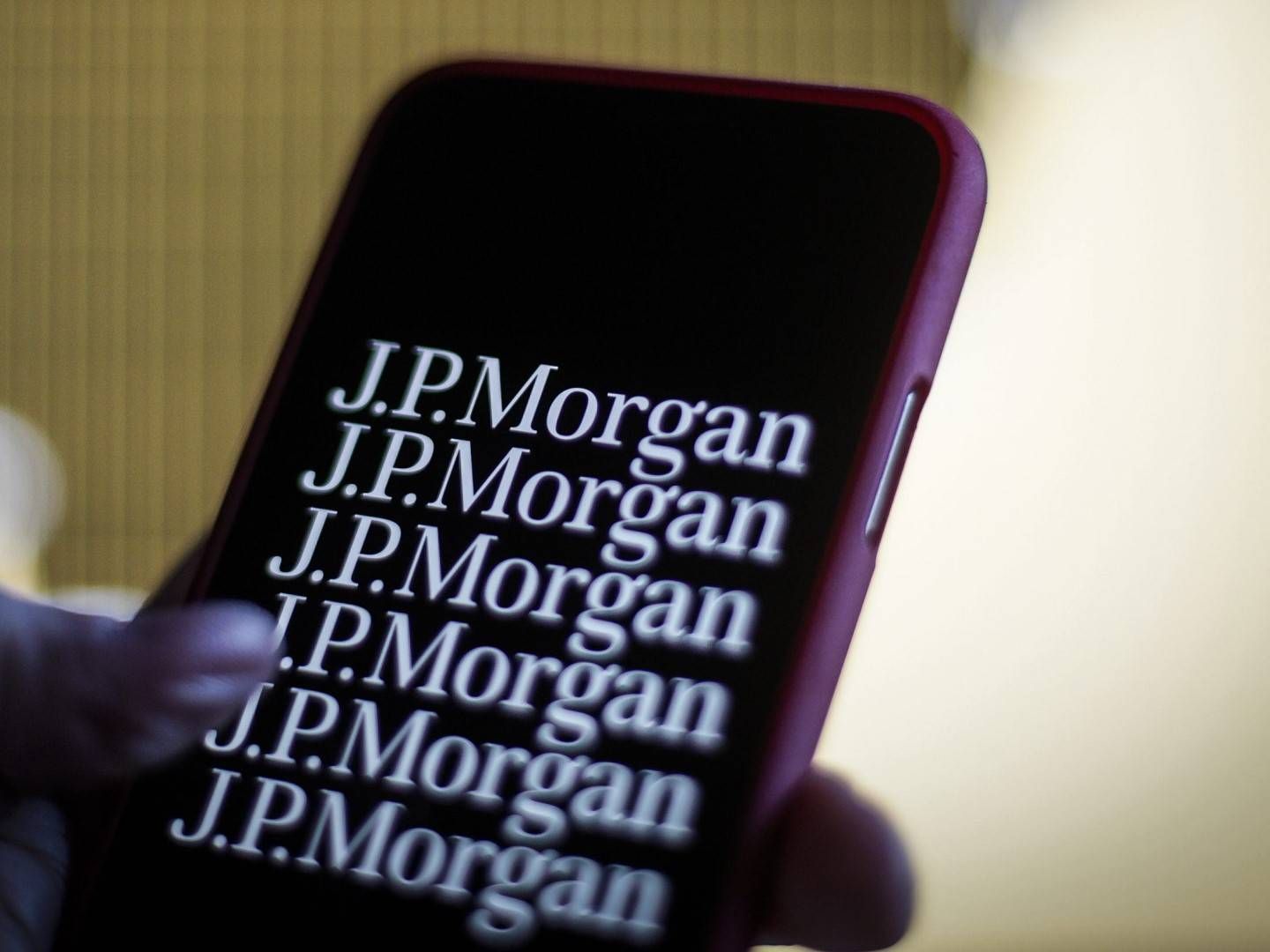 Logo von JP Morgan auf einem Smartphone. | Foto: picture alliance / NurPhoto | Jaap Arriens