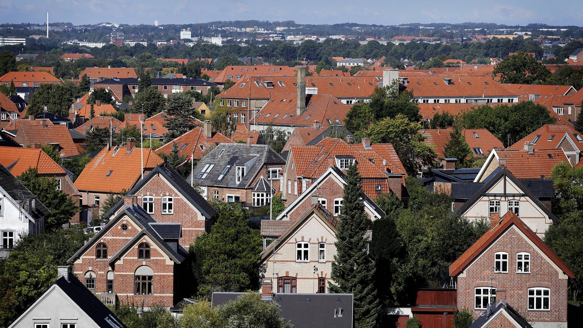 Knap en fjerdedel af danskerne bor i dag i hovedstadsområdet. Her ses et villakvarter i københavnerbydelen Brønshøj. | Foto: Jens Dresling