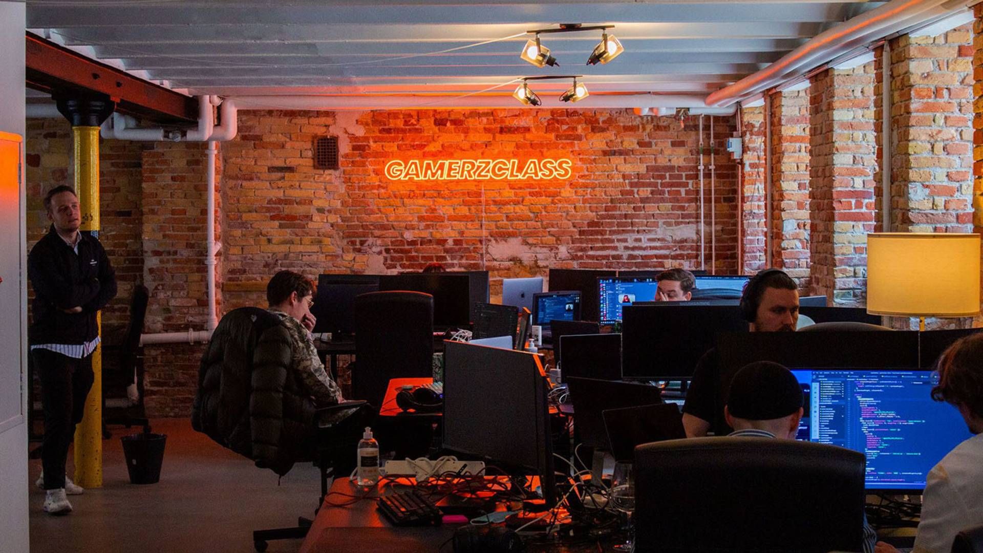 Den danske e-sportsplatform Gamerzclass kommer frem over til at operere under amerikansk ejerskab. Medstifter og adm. direktør Victor Folmann ses her stående til venstre | Foto: Gamerzclass / PR