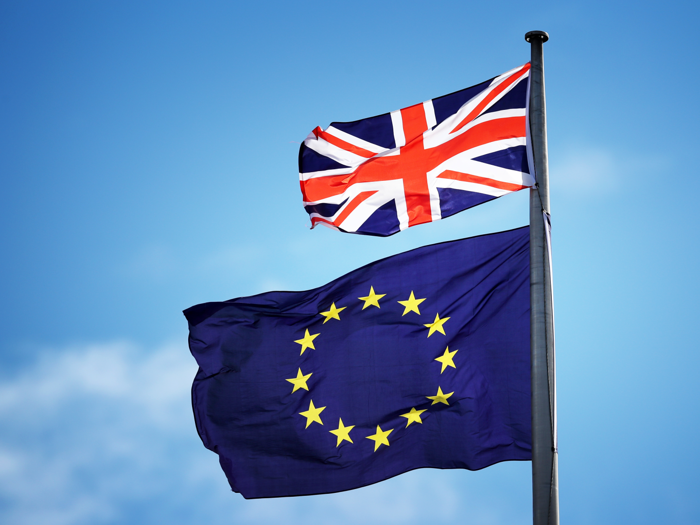 Die Flaggen der EU und Großbritanniens | Foto: picture alliance / empics | Jane Barlow