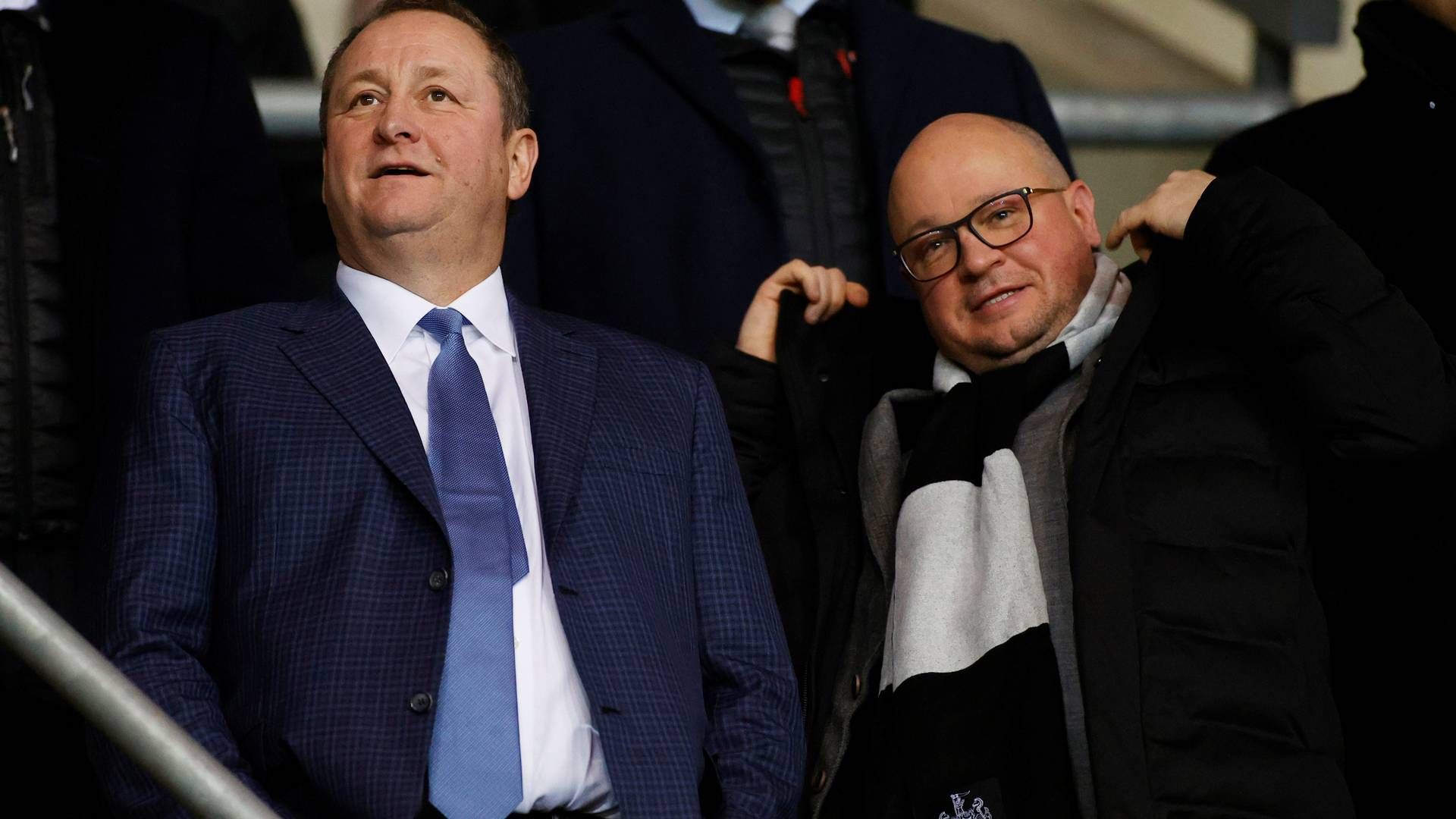 Mike Ashley (tv) stiftede Frasers Group i 1982, men er i den brede offentlighed nok bedre kendt som den nu tidligere ejer af fodboldklubben Newcastle United. | Foto: John Sibley/Reuters/Ritzau Scanpix