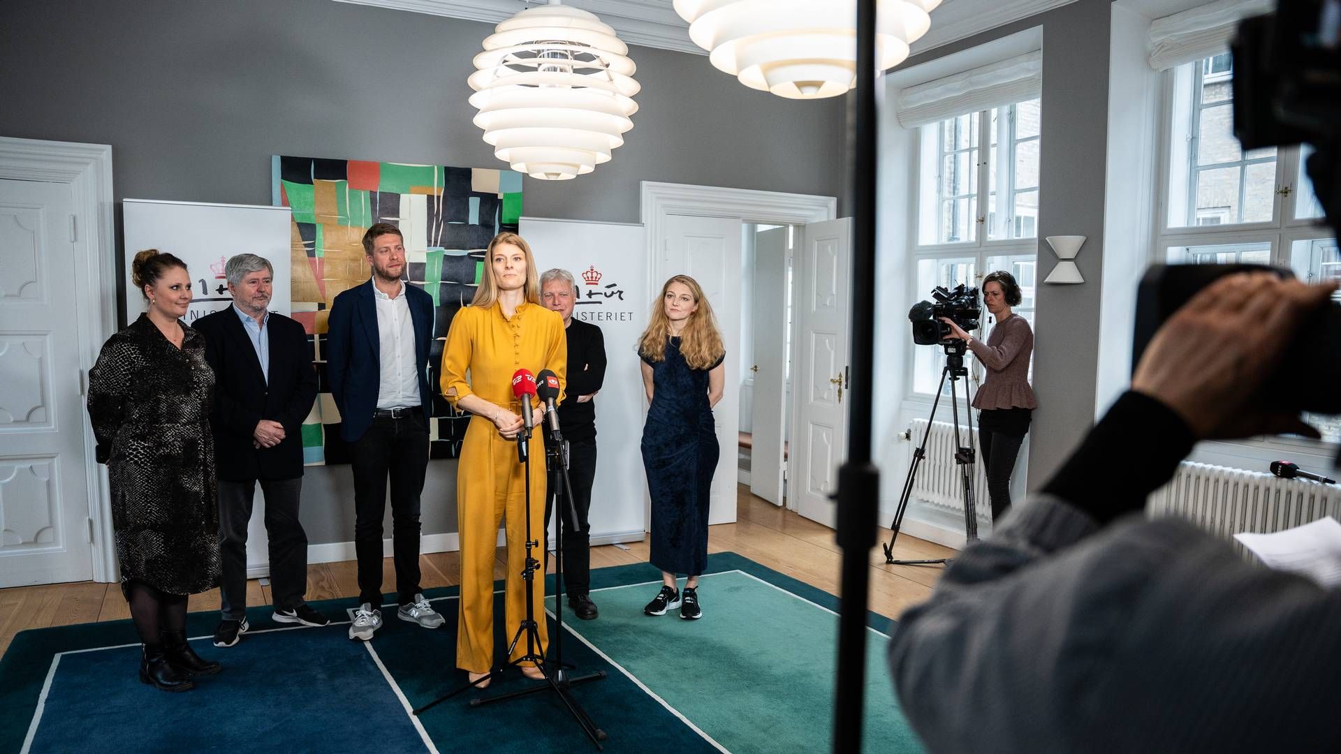 Kulturminister Ane Halsboe-Jørgensen (S) præsenterede lørdag formiddag en ny medieaftale i selskab med aftalepartiernes medieordførere. | Foto: Emil Helms/Ritzau Scanpix