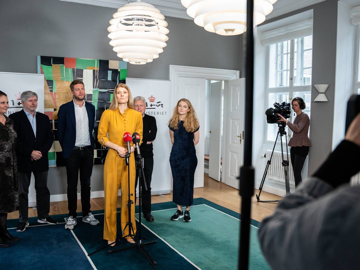 Kulturminister Ane Halsboe-Jørgensen (S) præsenterede lørdag formiddag en ny medieaftale i selskab med aftalepartiernes medieordførere. | Foto: Emil Helms/Ritzau Scanpix
