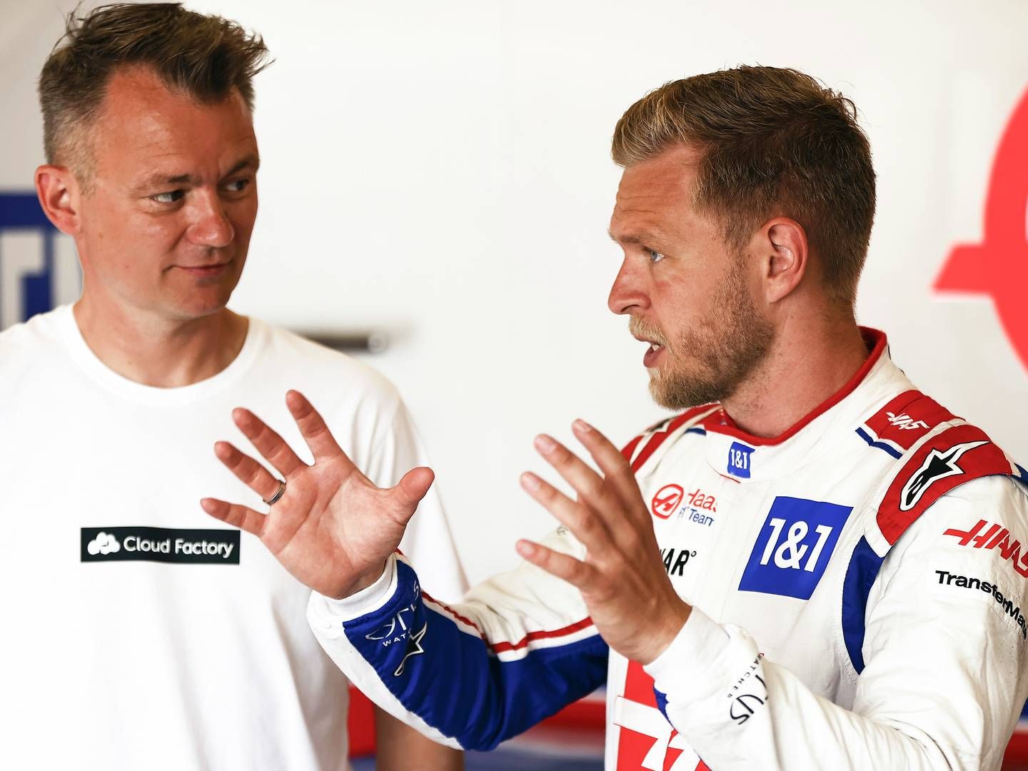 Fra venstre: Jacob Schaumann Schmidt, stifter og adm. direktør i It-selskabet Cloud Factory og Formel 1-kører Kevin Magnussen. | Foto: Foto: Andy Hone/LAT