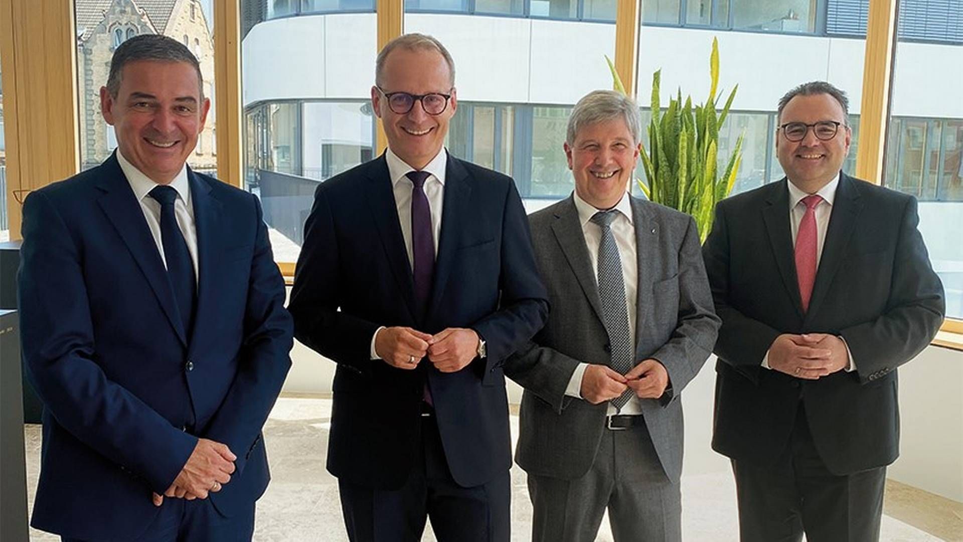 V. l. n. r. Markus Waizenegger, Vorsitzender des Vorstandes der Kreissparkasse Tuttlingen, Wilfried Sauter, neues Mitglied des Vorstandes der Kreissparkasse Tuttlingen ab 1. Oktober 2022, Landrat Stefan Bär, Daniel Zeiler, bisheriges Mitglied des Vorstandes bis 30. September 2022 | Foto: Kreissparkasse Tuttlingen