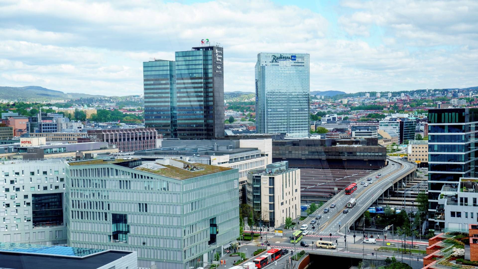 KAN FÅ VOKSE: Oslo Plaza er med sine 109 meter fortsatt Oslos høyete bygning. Nå åpnes det for å vurdere byggehøyder på 125 meter i området. | Foto: Torstein Bøe / NTB