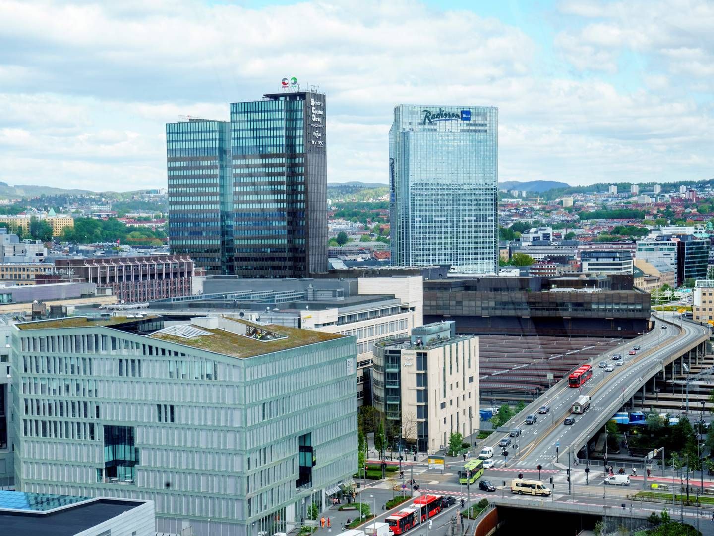 KAN FÅ VOKSE: Oslo Plaza er med sine 109 meter fortsatt Oslos høyete bygning. Nå åpnes det for å vurdere byggehøyder på 125 meter i området. | Foto: Torstein Bøe / NTB