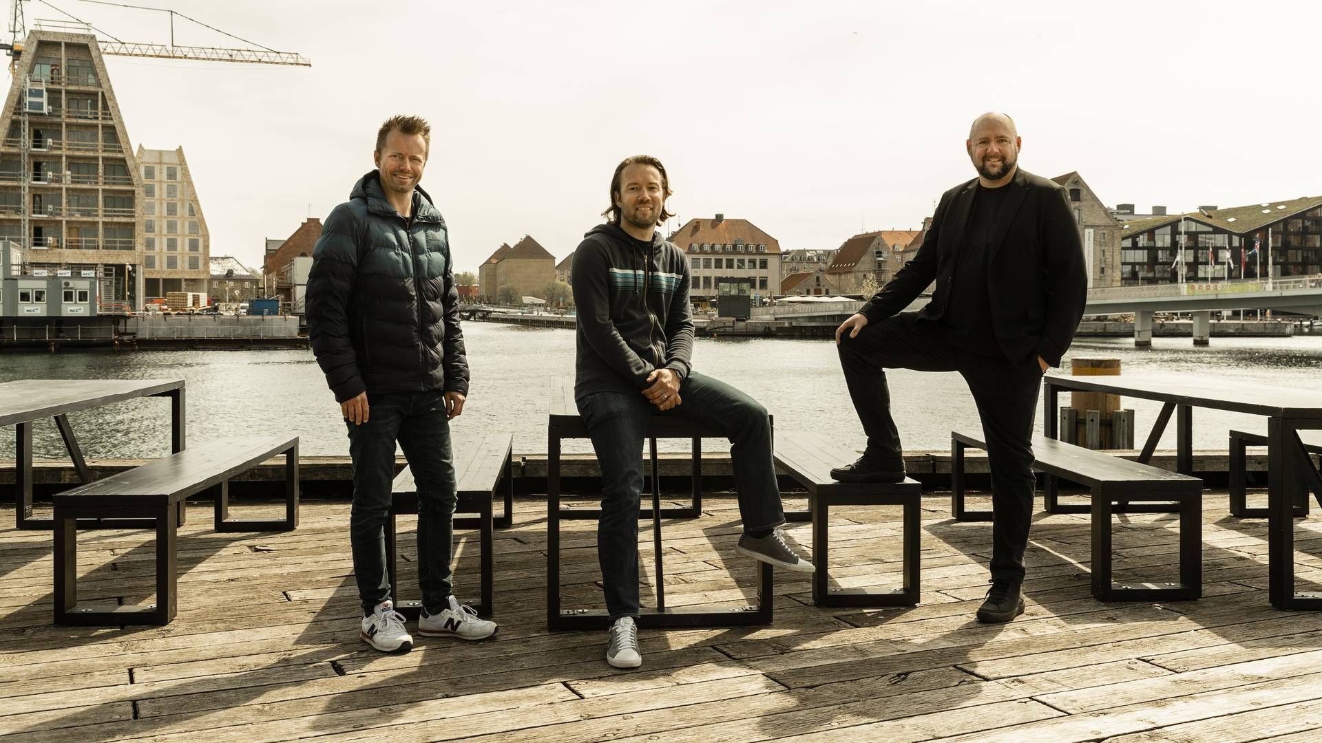 David Heinemeier Hansson, i midten, har investeret i billedtjenesten Jumpstory, der er stiftet af Anders Thiim (t.h.) og Jonathan Løw (t.v.) | Foto: Jumpstory / PR