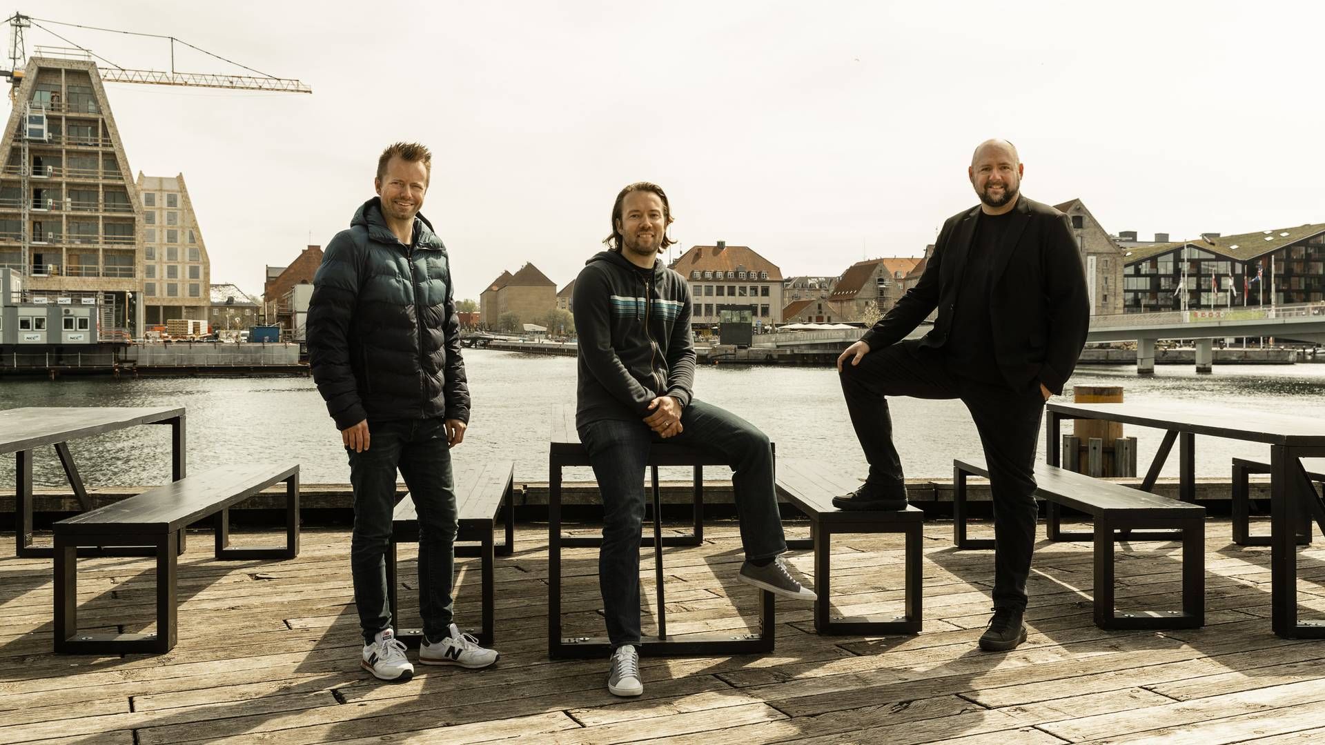 David Heinemeier Hansson, i midten, har investeret i billedtjenesten Jumpstory, der er stiftet af Anders Thiim (tv.) og Jonathan Løw (th.) | Foto: Jumpstory / PR