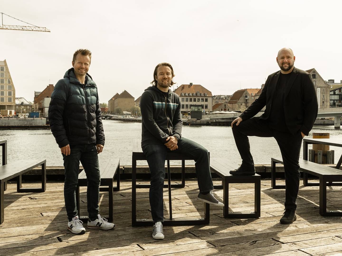 David Heinemeier Hansson, i midten, har investeret i billedtjenesten Jumpstory, der er stiftet af Anders Thiim (tv.) og Jonathan Løw (th.) | Foto: Jumpstory / PR