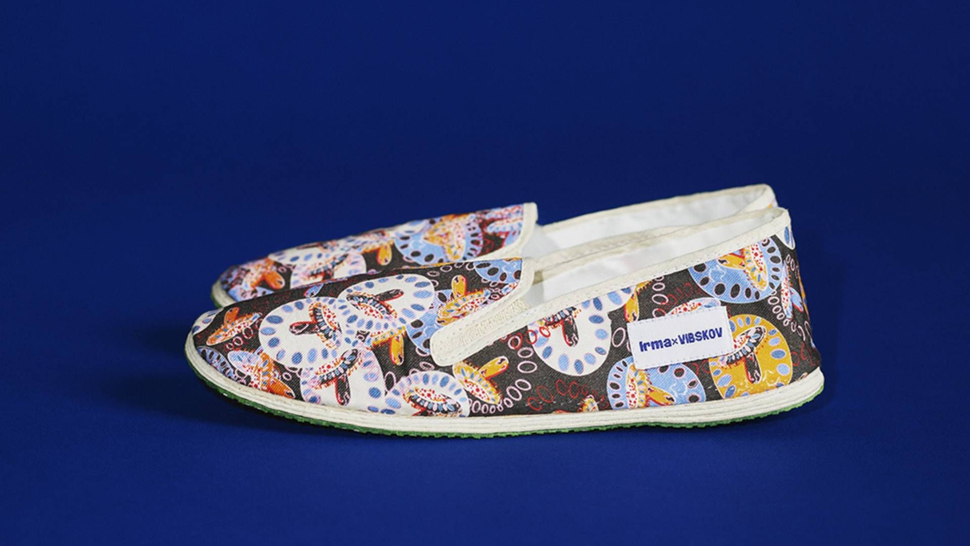 Irmas klassiske Kina-sko, som kæden har solgt siden 1971, får nyt design af Henrik Vibskov | Foto: PR/Irma