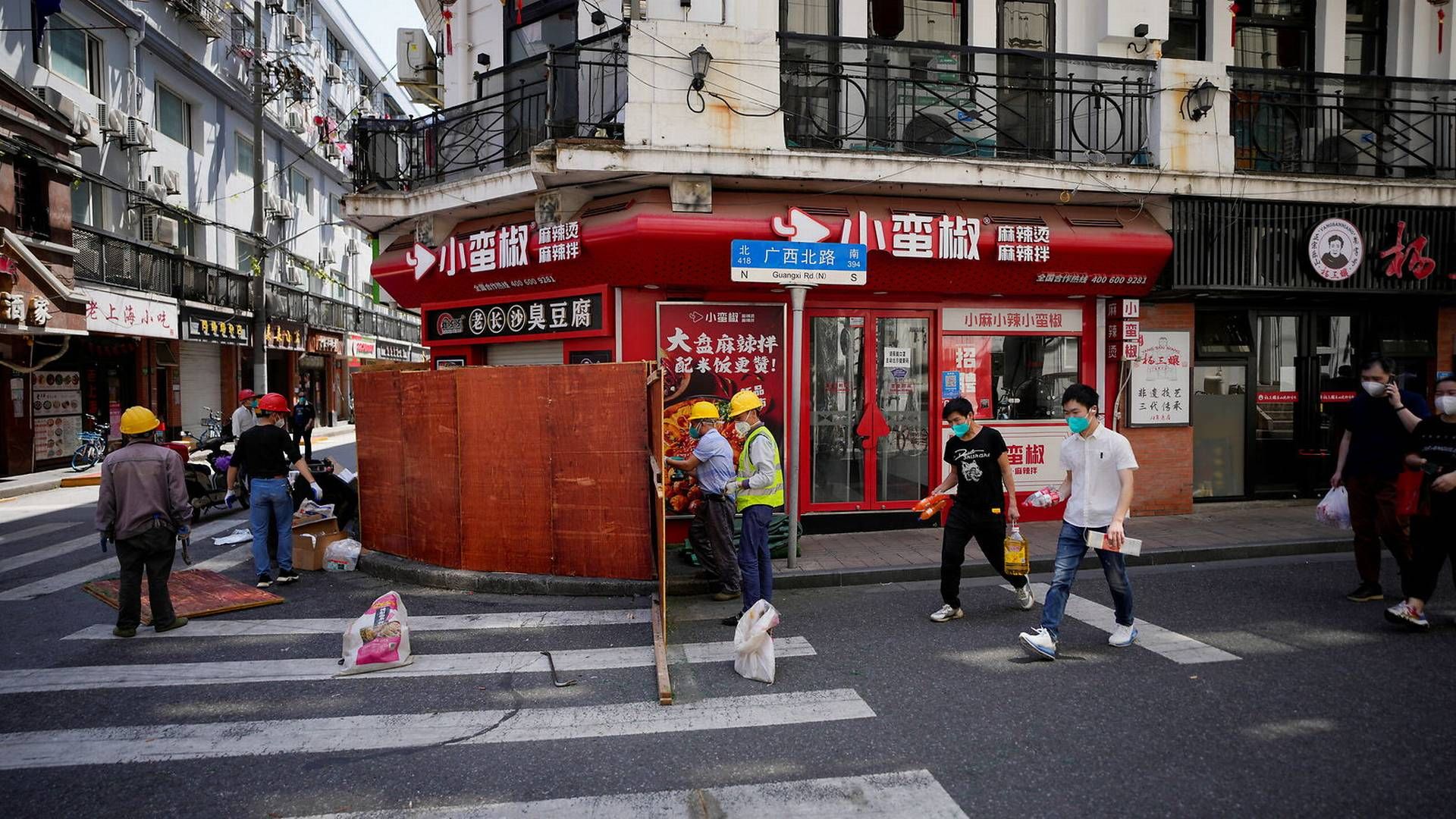 Borgere i et nedlukket beboerområde i Shanghai. Siden begyndelsen af april har Shanghai haft strenge coronaregler som følge af det største udbrud i Kina siden begyndelsen af pandemien. | Foto: Aly Song/Reuters/Ritzau Scanpix