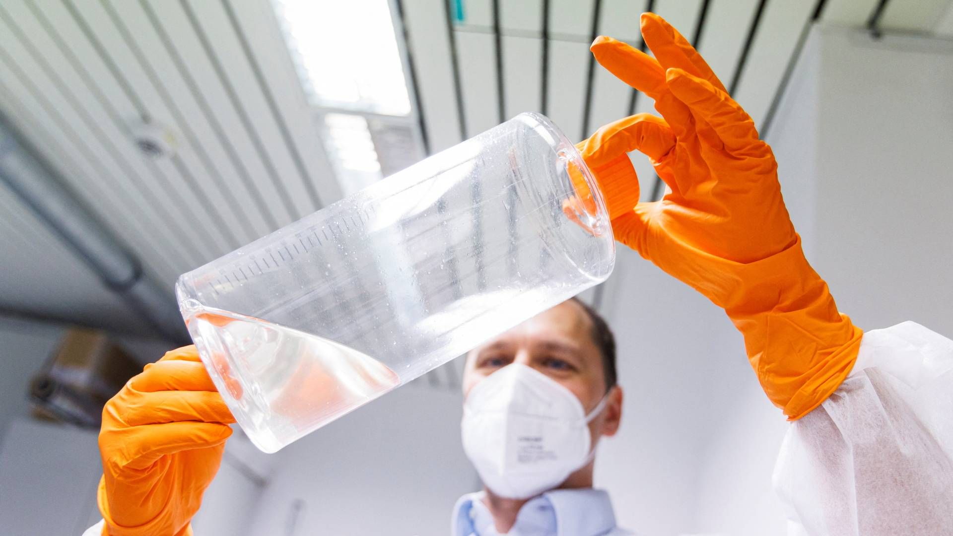 Depicted is a Bavarian Nordic employee in a German lab working on the firm's vaccine, which is the only approved vaccine in the world against monkeypox | Photo: LUKAS BARTH/REUTERS / X03379