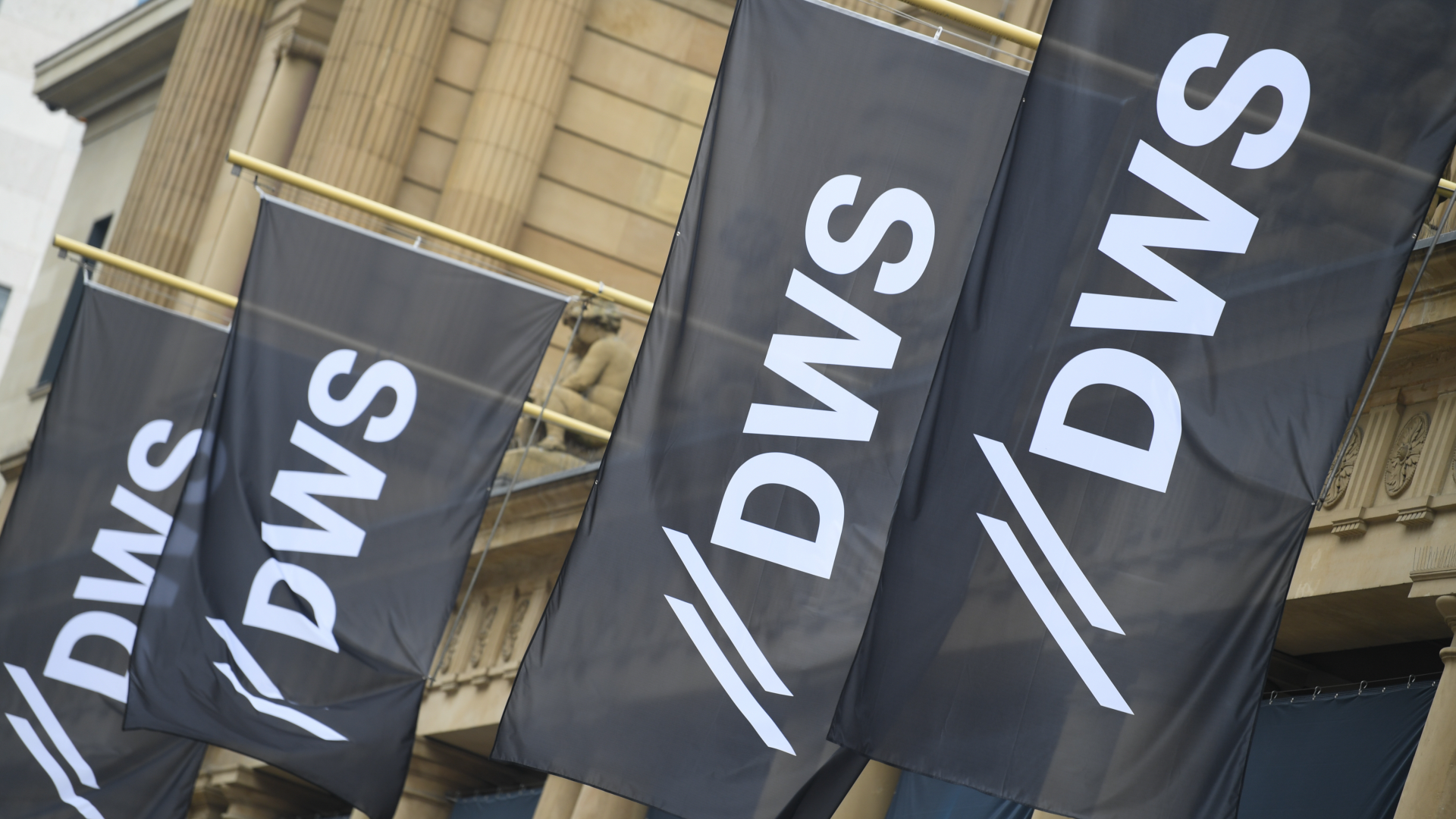Fahnen mit dem neuen Logo der DWS Group | Foto: picture alliance / Arne Dedert/dpa | Arne Dedert
