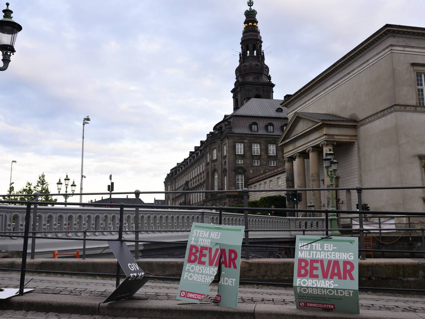 Plakater om afstemning om forsvarsforbeholdet, ved Christiansborg i København søndag den 29. maj 2022. | Foto: Philip Davali