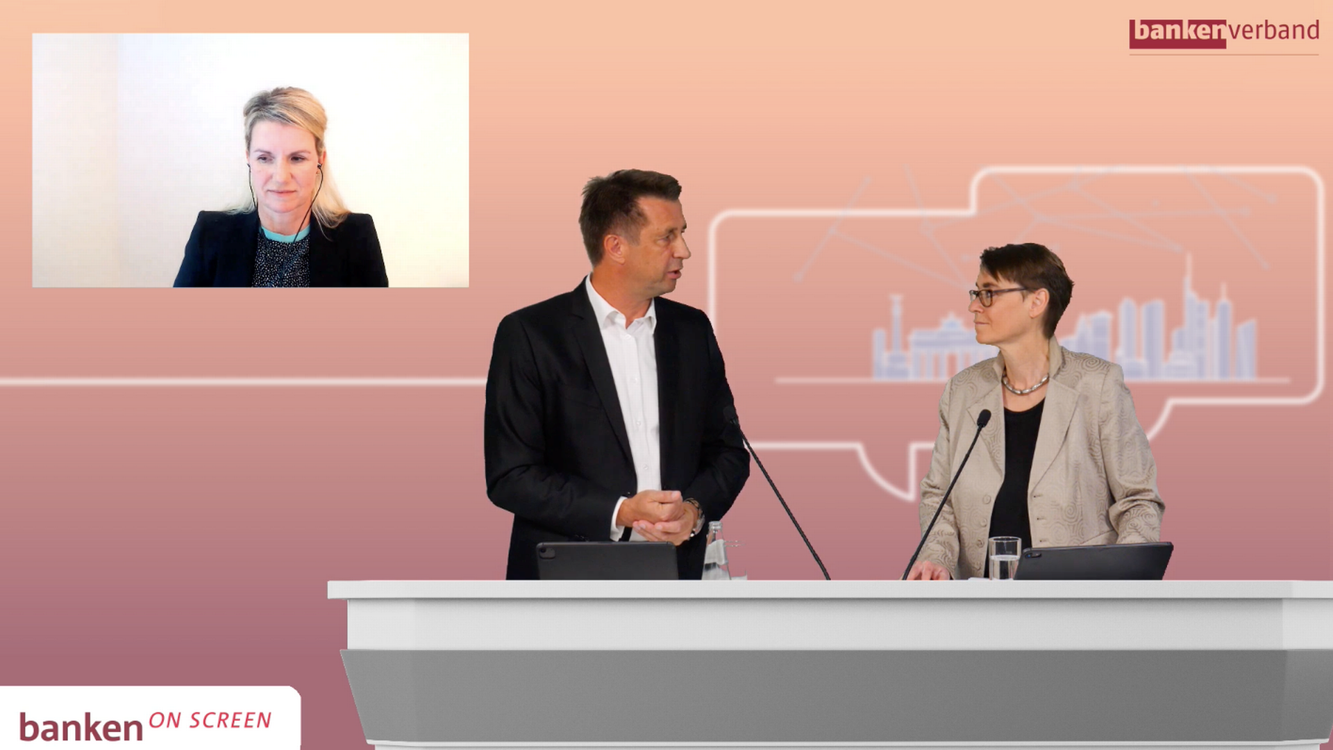 Hornbach-CFO Karin Dohm (v.l.) und Michael Kotzbauer, Firmenkundenvorstand der Commerzbank diskutierten mit Moderatorin Margaret Heckel. | Foto: Screenshot FinanzBusiness