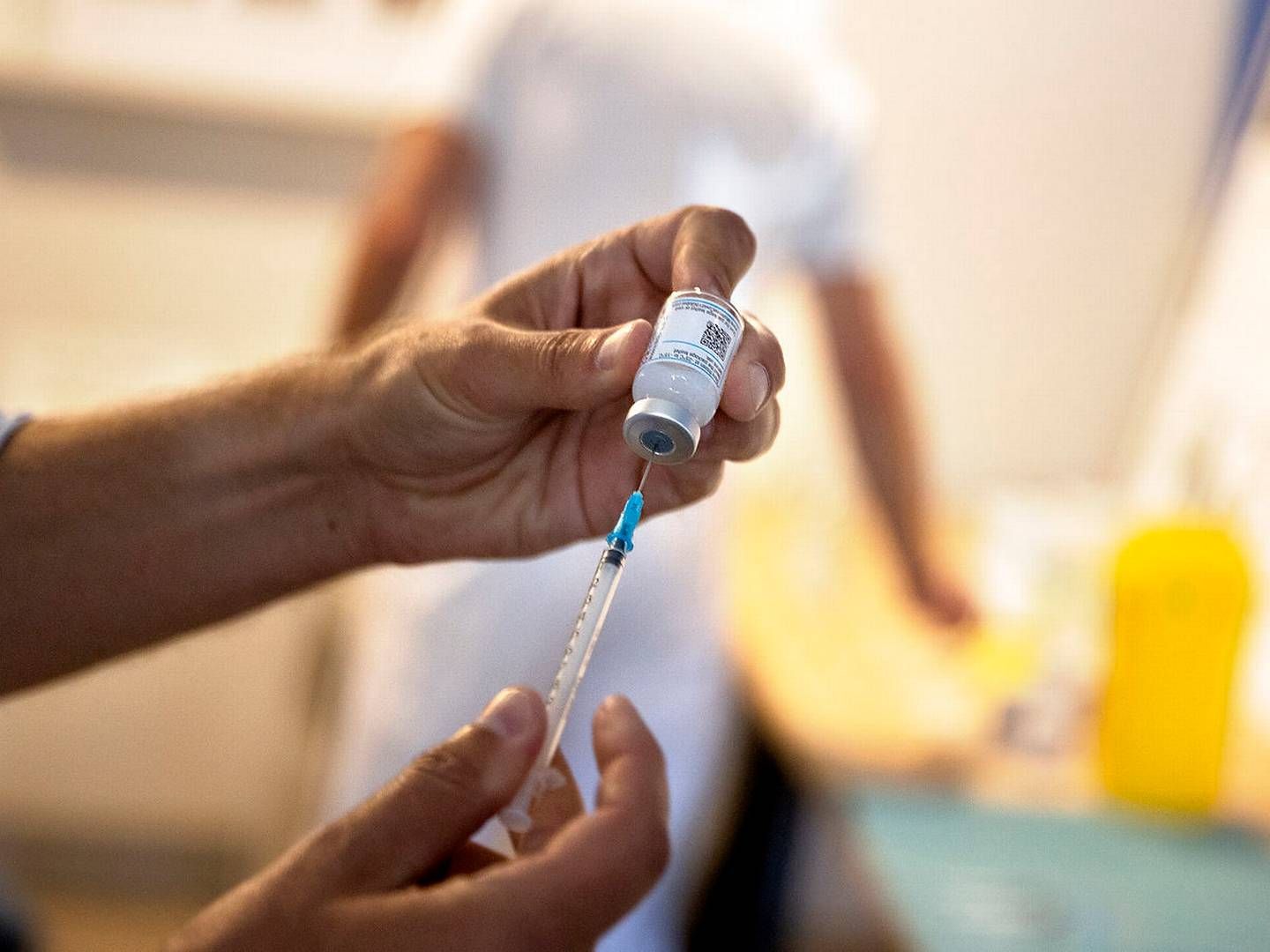 Venstre og De Konservative vil have svar på, hvorfor Danmark har forpligtet sig til at købe 22 millioner doser coronavacciner.
