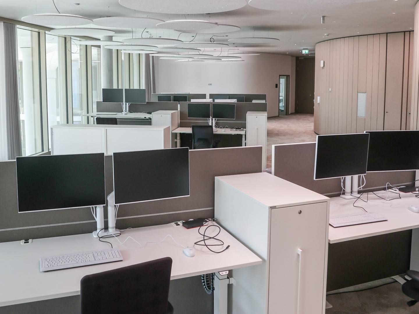 Bei der DZ Bank bald Geschichte: Büro mit stationären Computern (Symbolbild). | Foto: picture alliance/dpa/dpa-Zentralbild | Jan Woitas