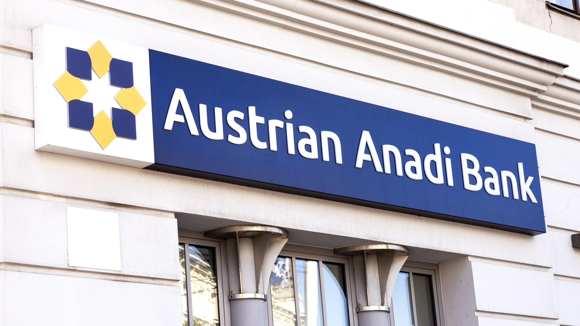 Schriftzug der Anadi Bank | Foto: picture alliance / CHROMORANGE | Ernst Weingartner