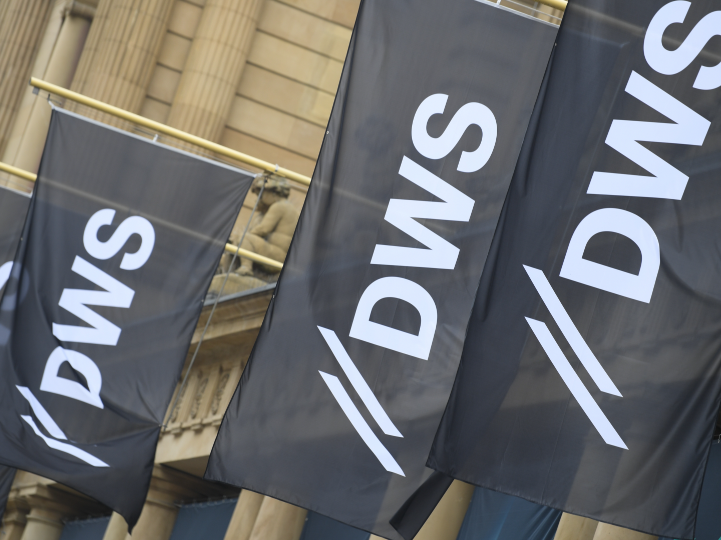 Logo der DWS auf Fahnen | Foto: picture alliance / Arne Dedert/dpa