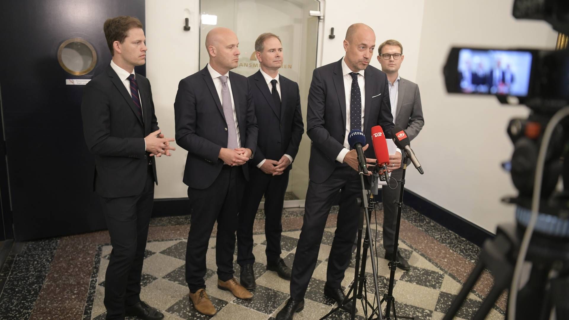 Finansminister Nicolai Wammen (S) sundhedsminister Magnus Heunicke (S), Indenrigs- og boligminister Christian Rabjerg Madsen (S) og formand for Danske Regioner, Anders Kühnau præsenterer økonomisk aftale i Finansministeriet fredag den 10. juni 2022.