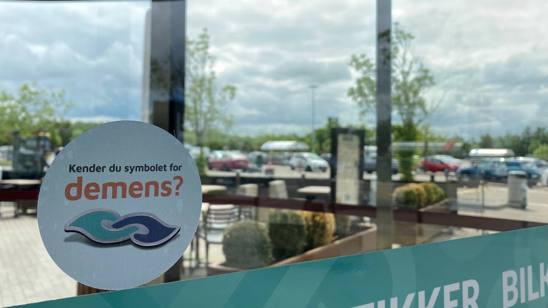 Klistermærker med det nationale demenssymbol har fået plads på Randers Storcenters svingdøre. | Foto: RANDERS KOMMUNE