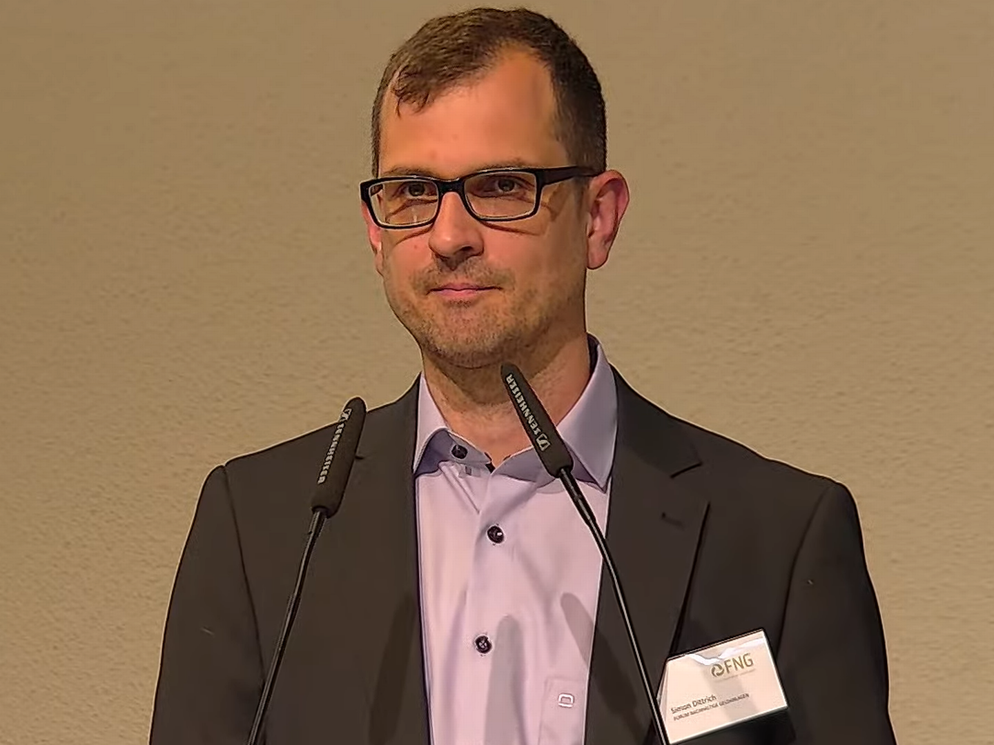 Simon Dittrich auf dem FNG-Dialog in Berlin. | Foto: Screenshot FinanzBusiness.