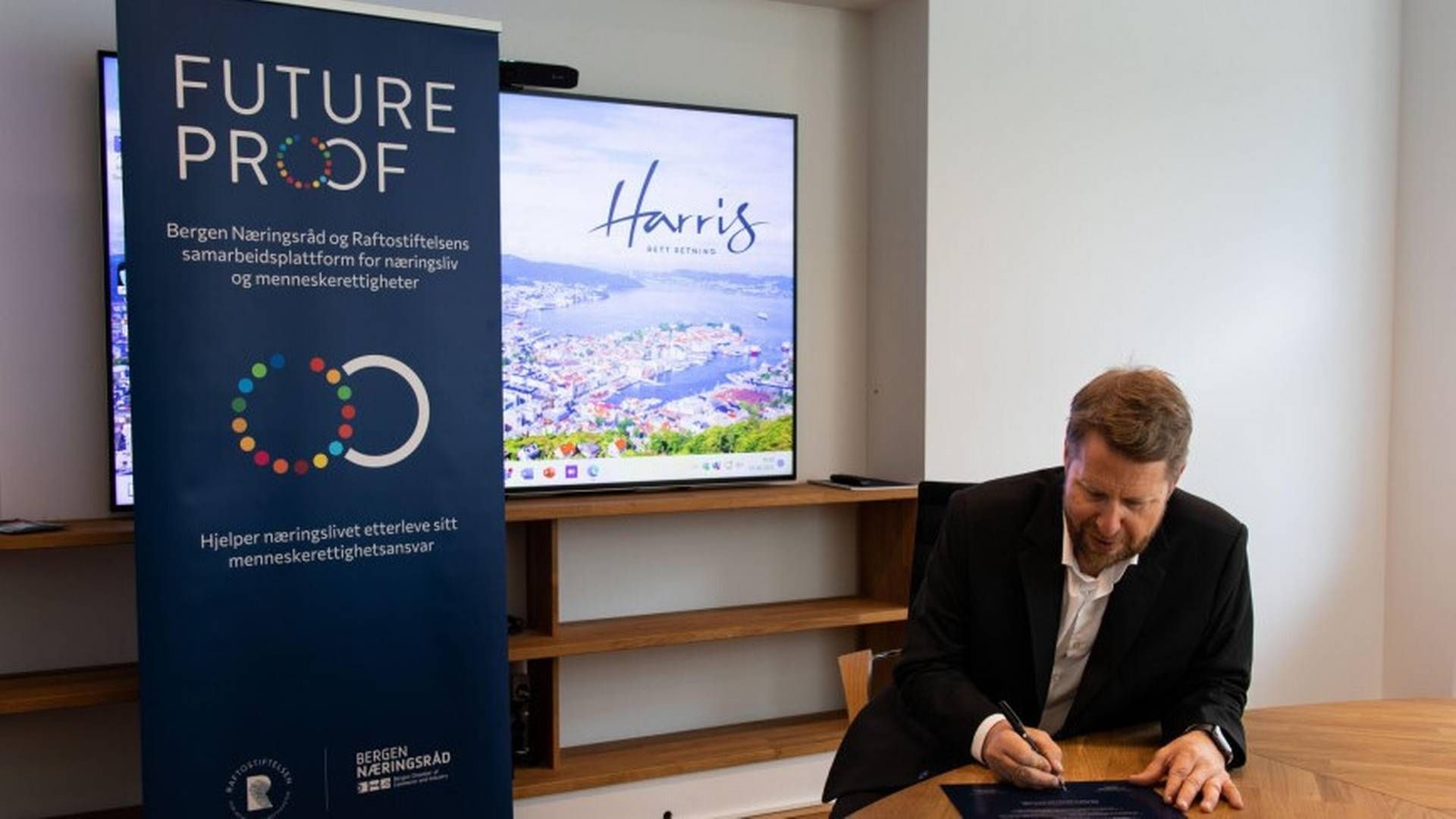 Managing partner Olav Pedersen i Harris signerer Future-Proof plakaten. | Foto: Future-Proof
