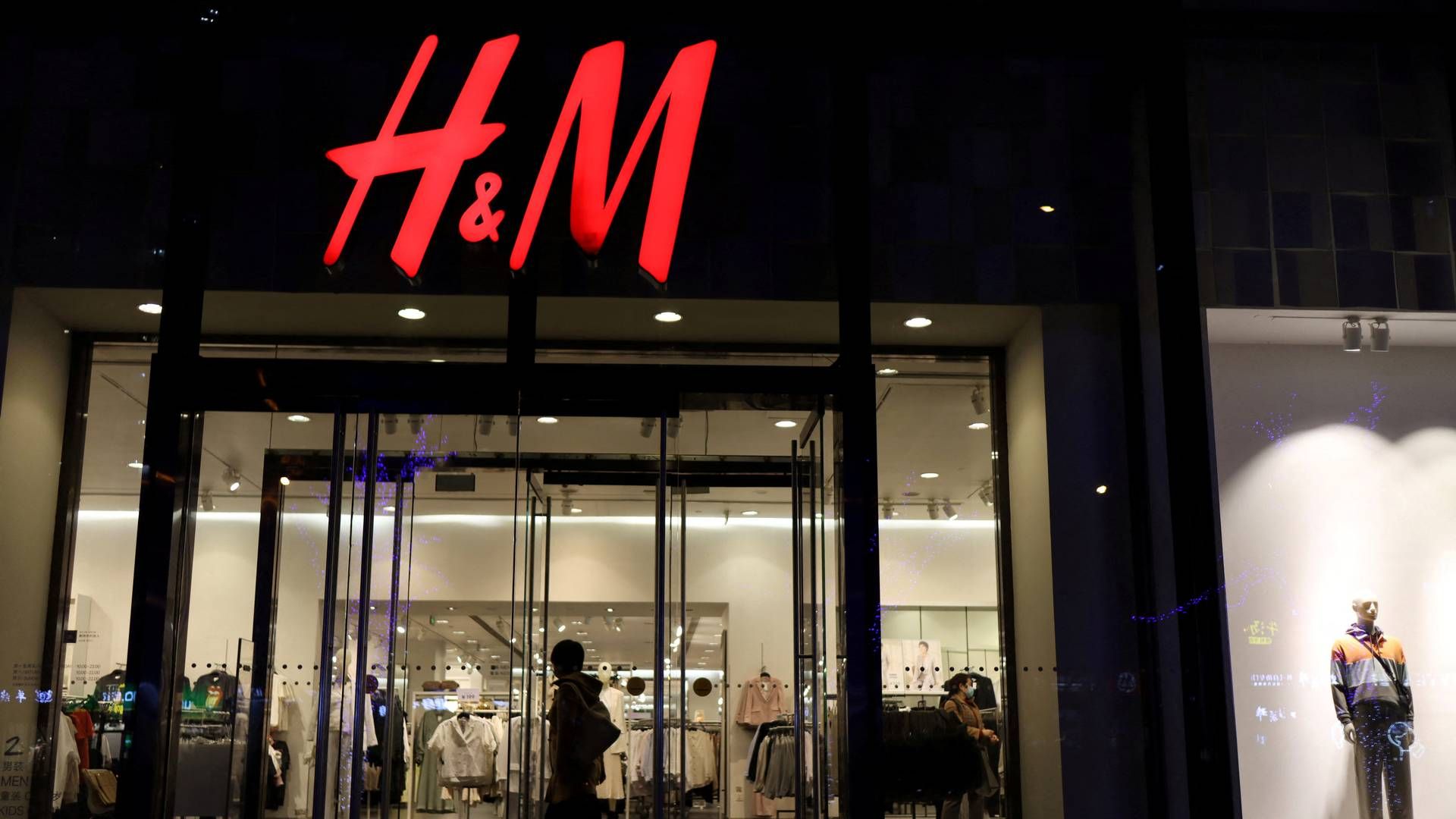 Svenske H&M øgede salget 12 pct. i andet kvartal - næsten tre procentpoint mere end ventet
