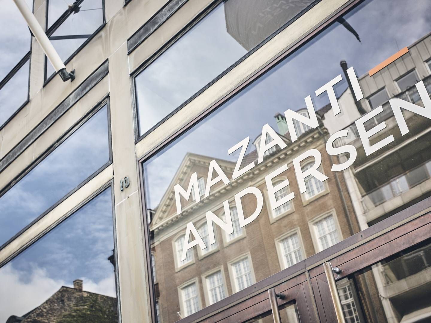 Mazanti-Andersen spytter visitkort ud til nye partnere. | Foto: Keen Heick-Abildhauge