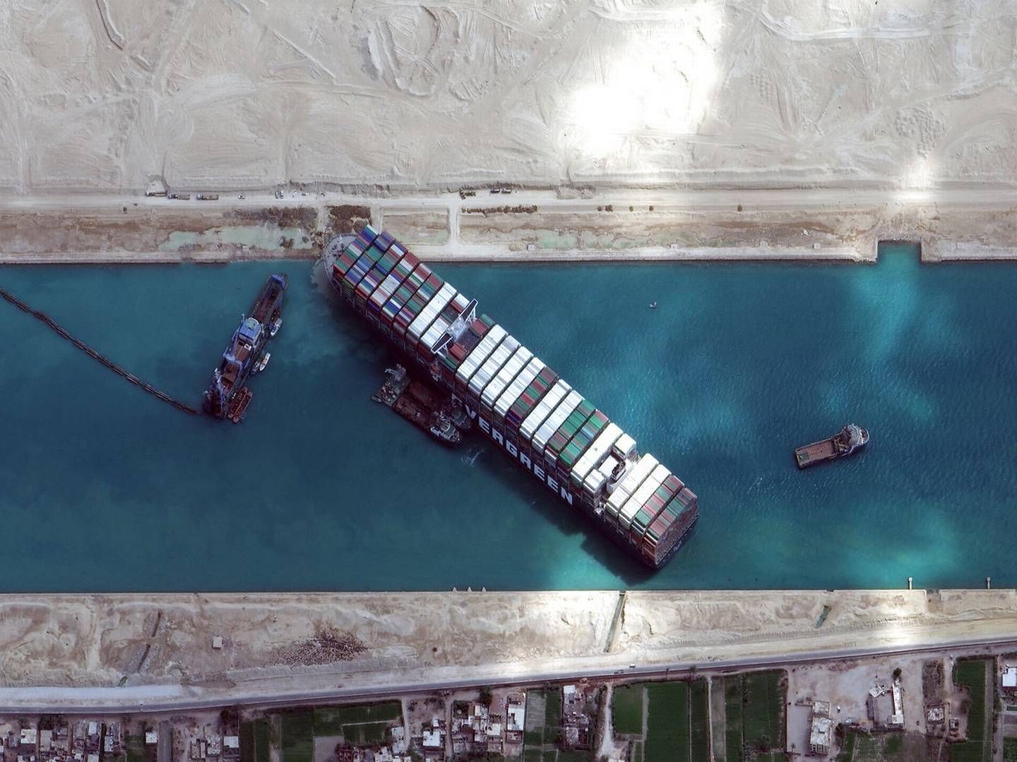 Containerskibet Ever Given spærrede Suez-Kanalen i seks døgn - og skabte store problemer for verdenshandelen. | Foto: Maxar Technologies/Reuters/Ritzau Scanpix