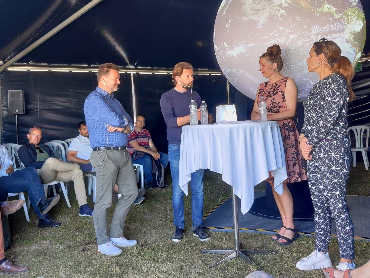 Adm. direktør for Cerius og Radius Elnet, Jens Fossar Madsen, Clevers adm. direktør, Casper Kirketerp-Møller, borgmester for Køge Kommune, Marie Stærke (S), og moderator Mette Walsted Vestergaard. | Foto: Anja Hauge